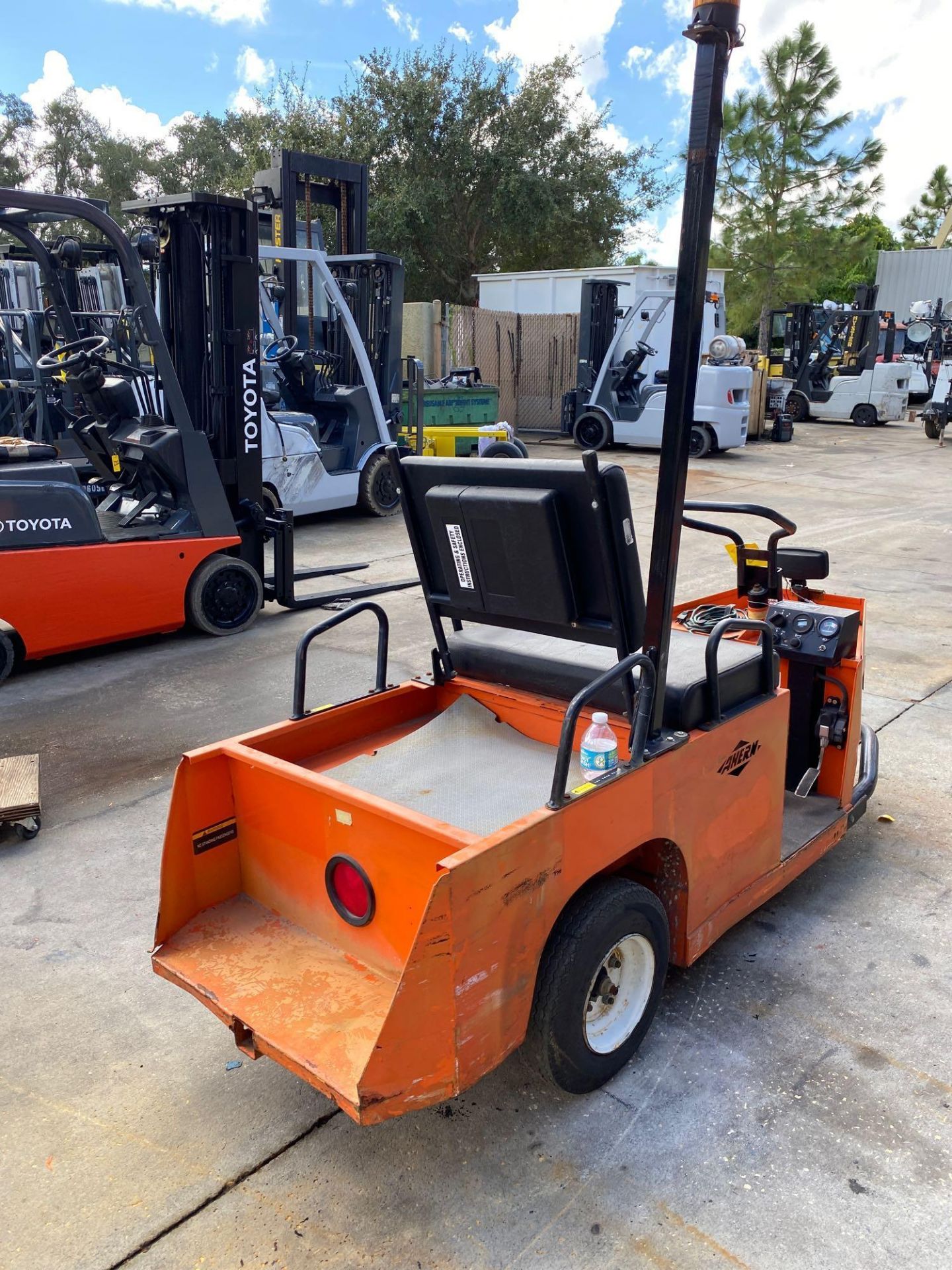 COLUMBIA ELECTRIC SHOP CART, BUILT IN BATTERY CHARGER, RUNS AND OPERATES - Image 3 of 5