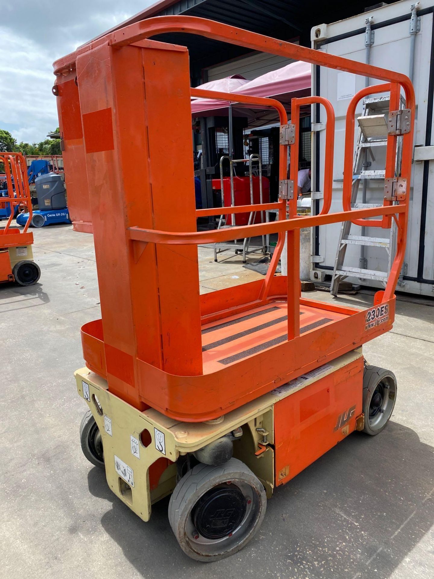 JLG 1230ES SCISSOR LIFT, BUILT IN BATTERY CHARGER, RUNS AND OPERATES