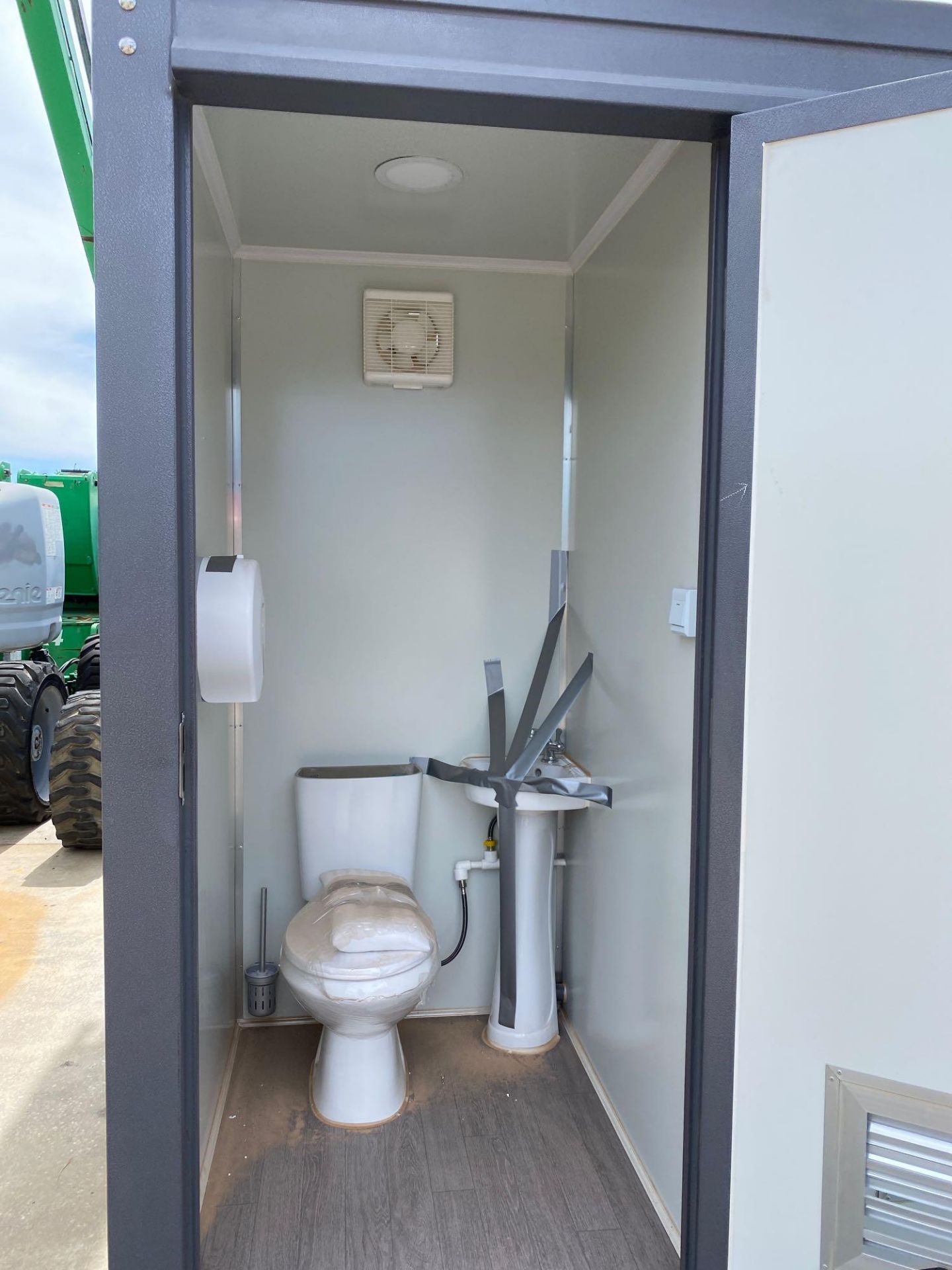 NEW/UNUSED DUAL STALL PORTABLE BATHROOM UNIT WITH ELECTRICAL HOOK UP AND PLUMBING, SINKS, LIGHTS - Image 6 of 9