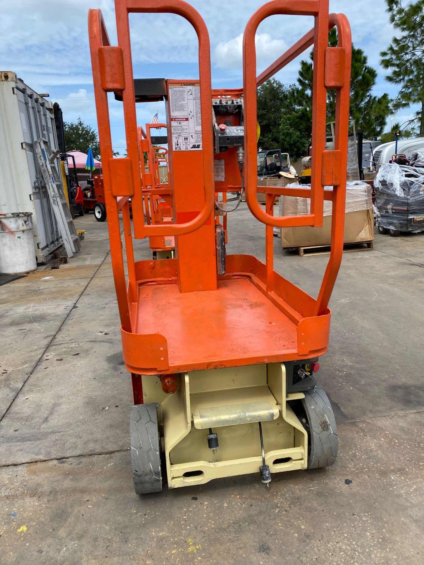 JLG 1230ES SCISSOR LIFT, BUILT IN BATTERY CHARGER, RUNS AND OPERATES - Image 3 of 5