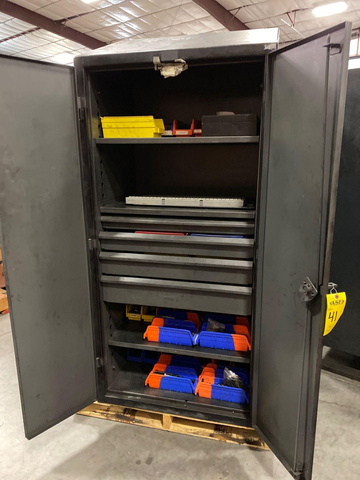 INDUSTRIAL STORAGE CABINET/ TOOL BOX - Image 2 of 14