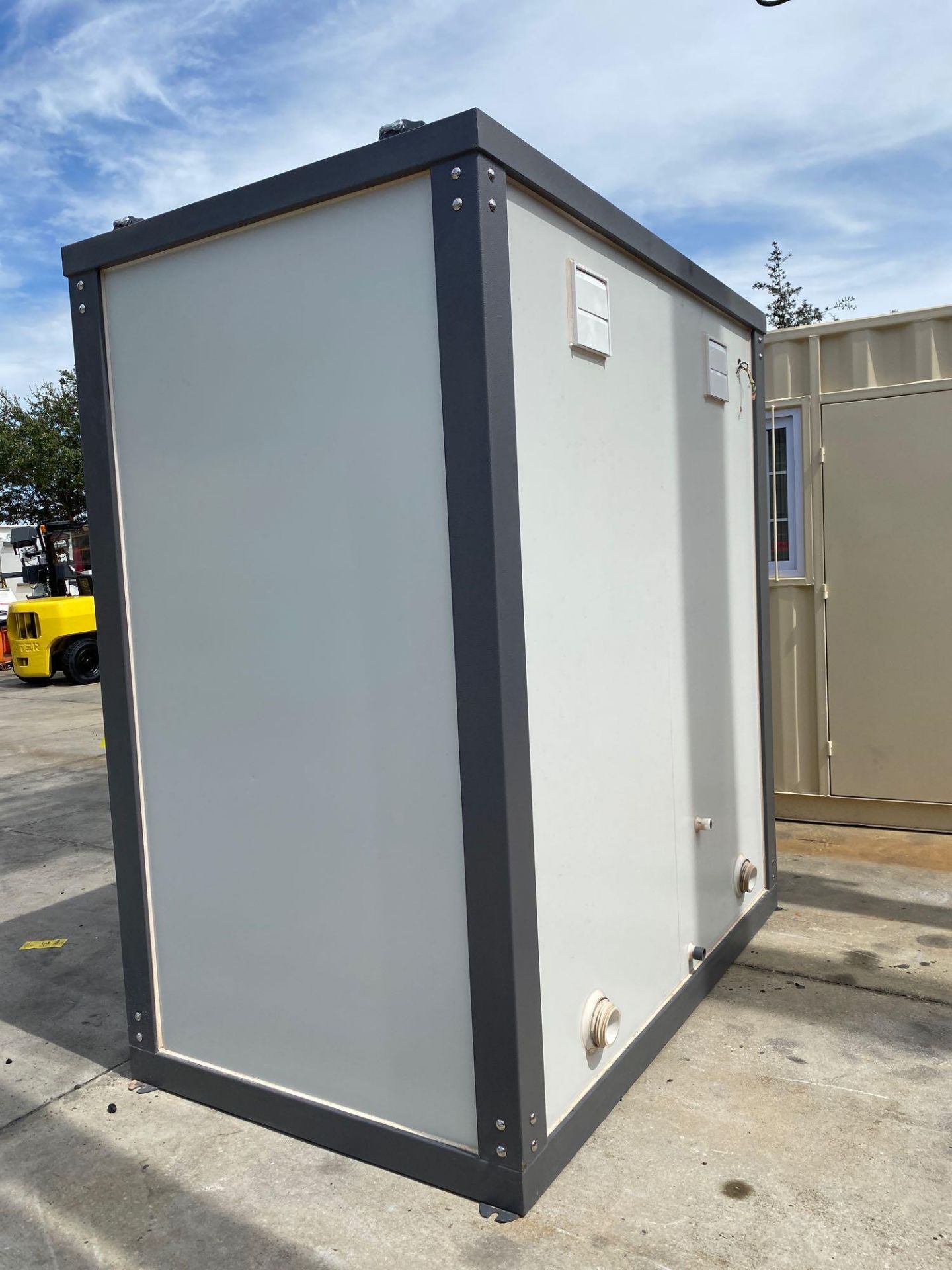 NEW/UNUSED DUAL STALL PORTABLE BATHROOM UNIT WITH ELECTRICAL HOOK UP AND PLUMBING, SINKS, LIGHTS - Image 5 of 9