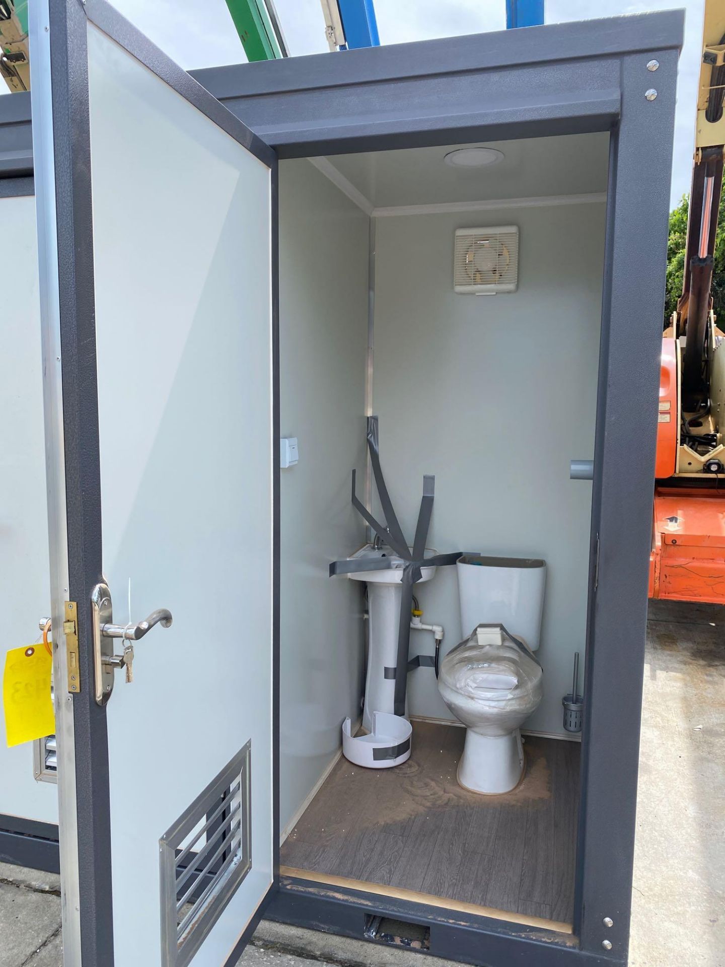 NEW/UNUSED DUAL STALL PORTABLE BATHROOM UNIT WITH ELECTRICAL HOOK UP AND PLUMBING, SINKS, LIGHTS - Image 8 of 9