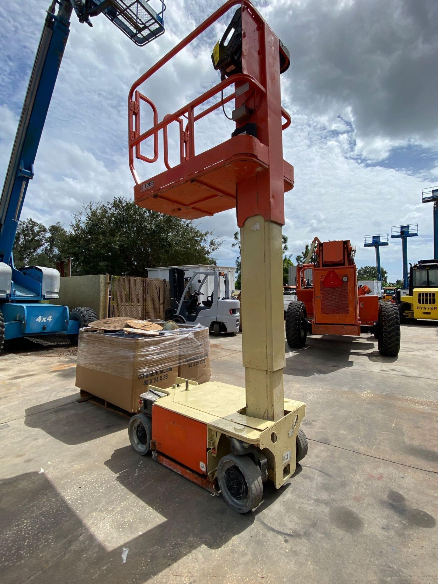 JLG 1230ES SCISSOR LIFT, BUILT IN BATTERY CHARGER, RUNS AND OPERATES - Image 5 of 5