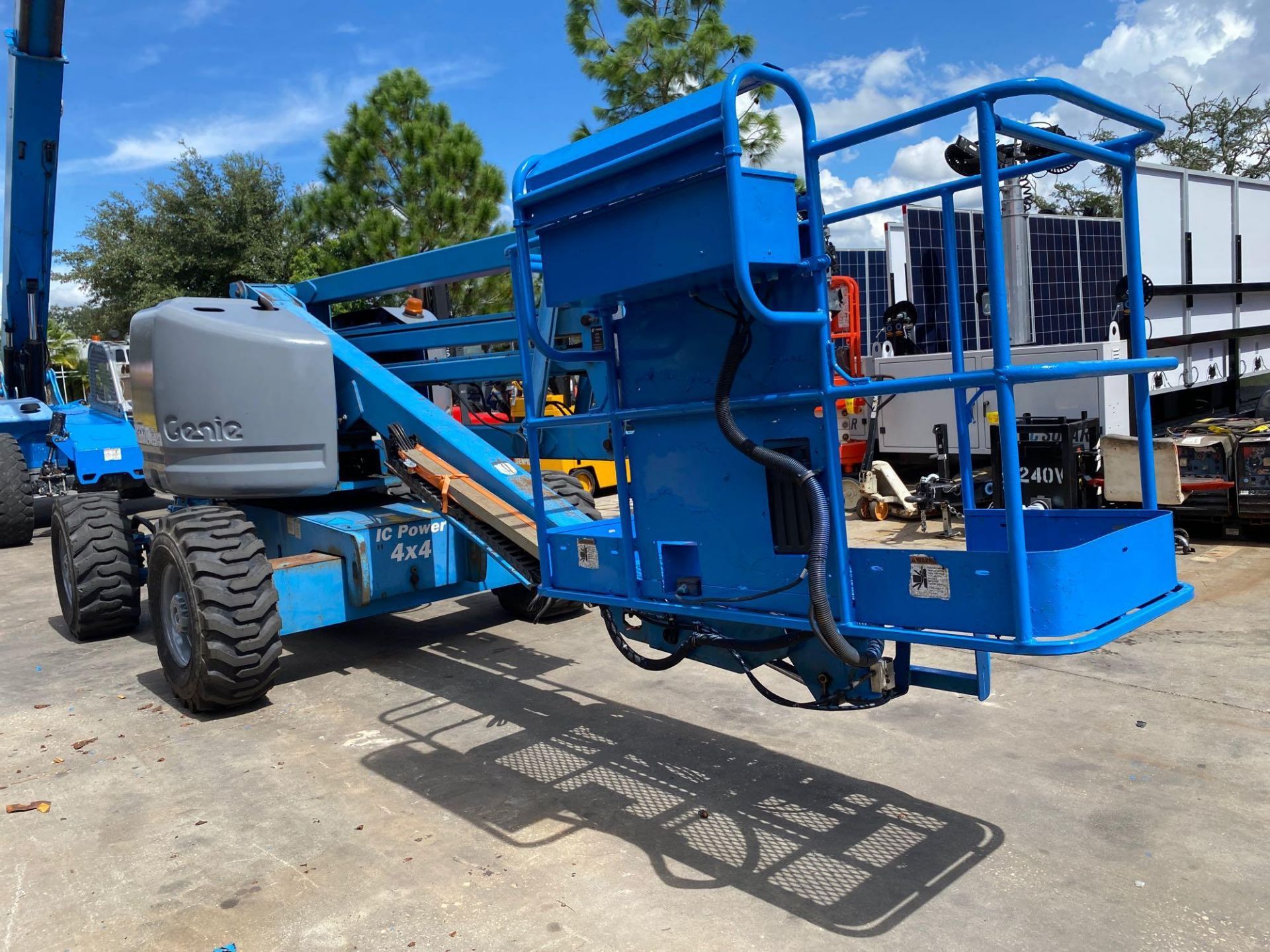 GENIE Z-45/25 DUAL FUEL ARTICULATING BOOM LIFT, 45' PLATFORM HEIGHT, 4x4, RUNS AND DRIVES - Image 6 of 8