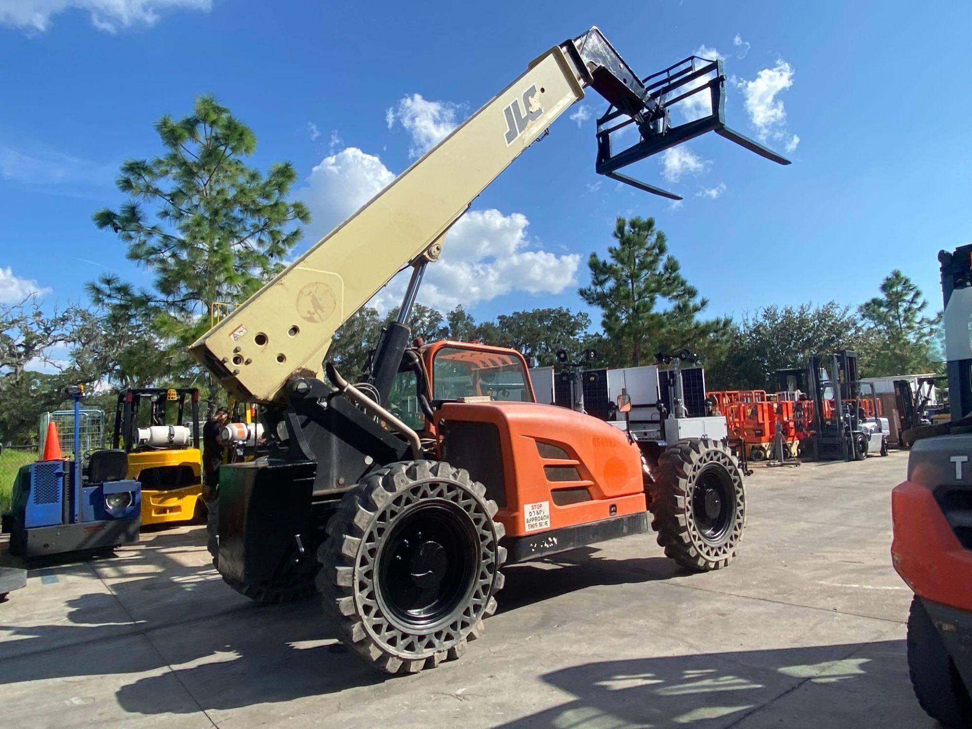 2013 JLG TELESCOPIC FORKLIFT MODEL G9-43A, DIESEL, 4X4,9,000LB CAPACITY, 43' REACH,  RUN FLAT TIRES, - Image 2 of 13