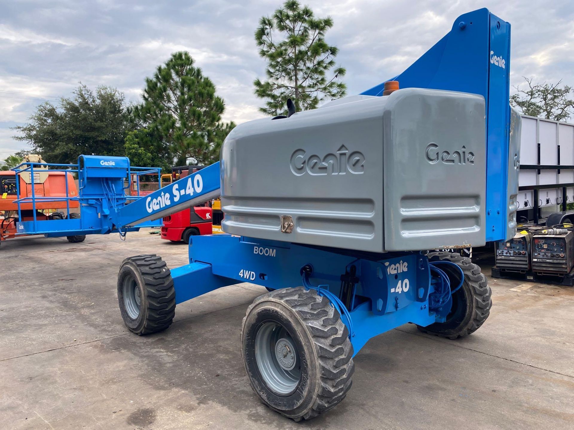 GENIE S-40 DIESEL BOOM LIFT, 4x4, 40' PLATFORM HEIGHT, RUNS AND OPERATES - Image 4 of 11