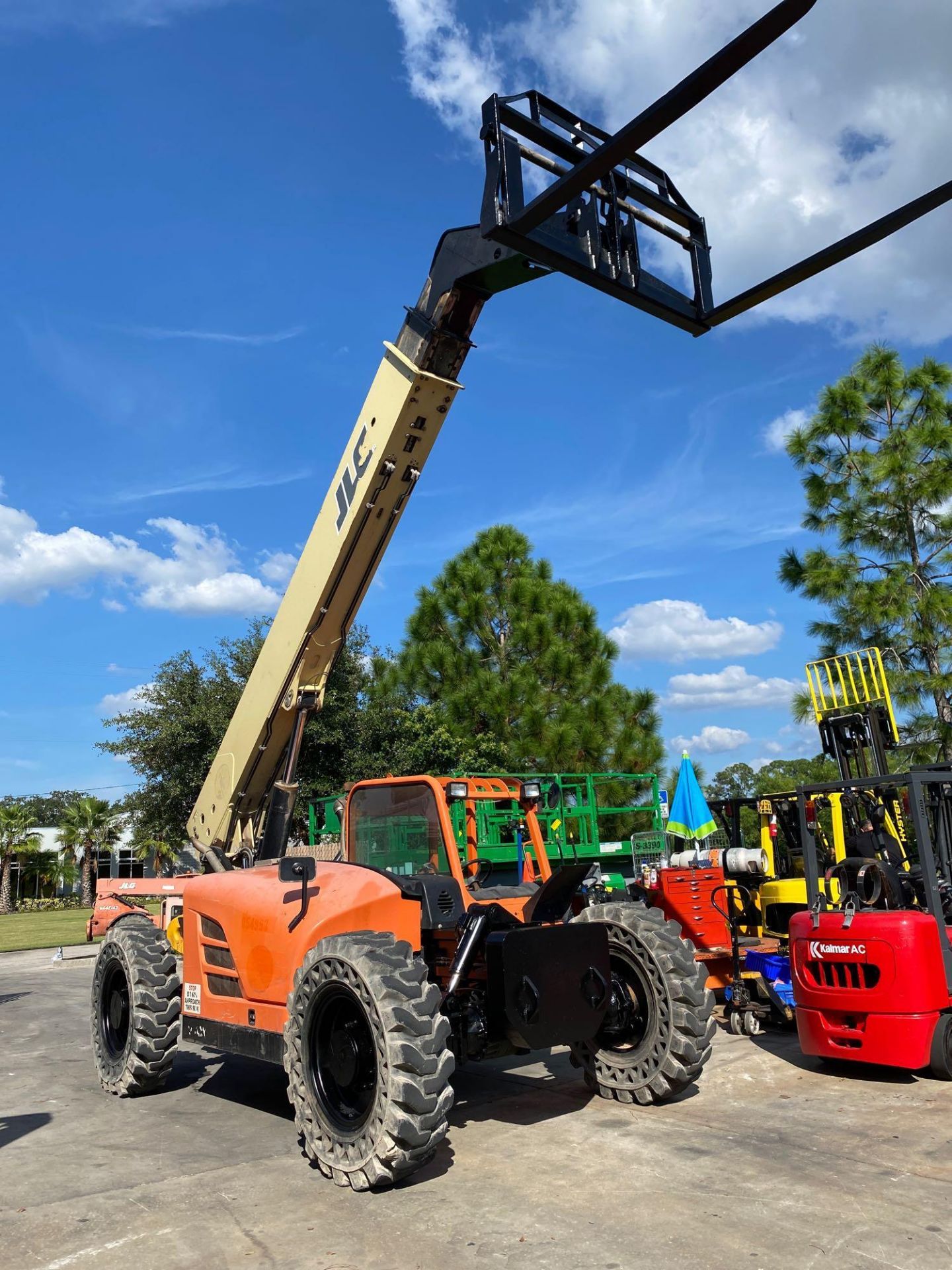 2013 JLG TELESCOPIC FORKLIFT MODEL G9-43A, DIESEL, 4X4,9,000LB CAPACITY, 43' REACH,  RUN FLAT TIRES, - Image 9 of 13