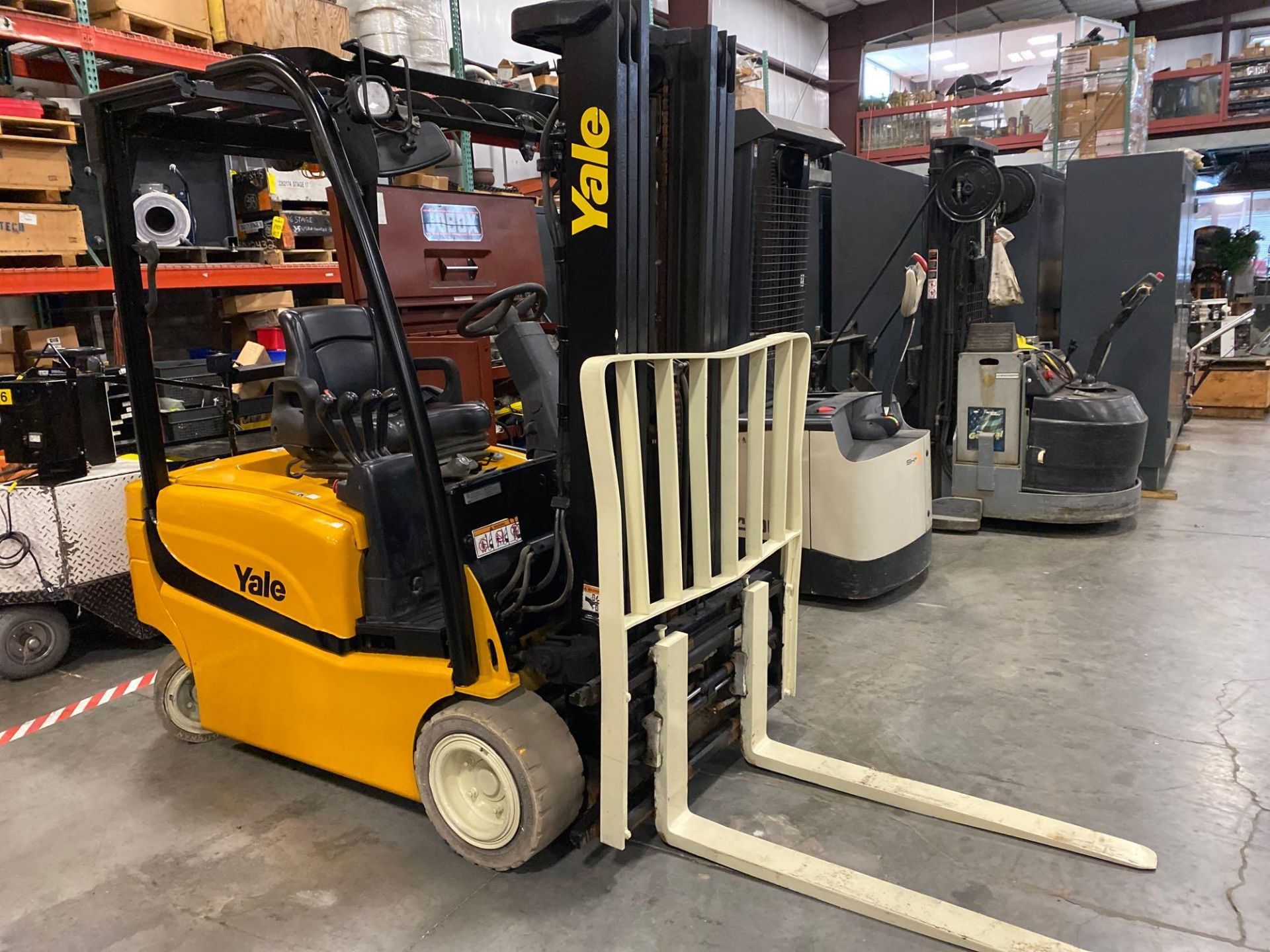 YALE ELECTRIC FORKLIFT, MODEL ERP040VFN, TILT, SIDE SHIFT, HYD. FORK POSITIONING, 36V, APPROXIMATELY - Image 2 of 10