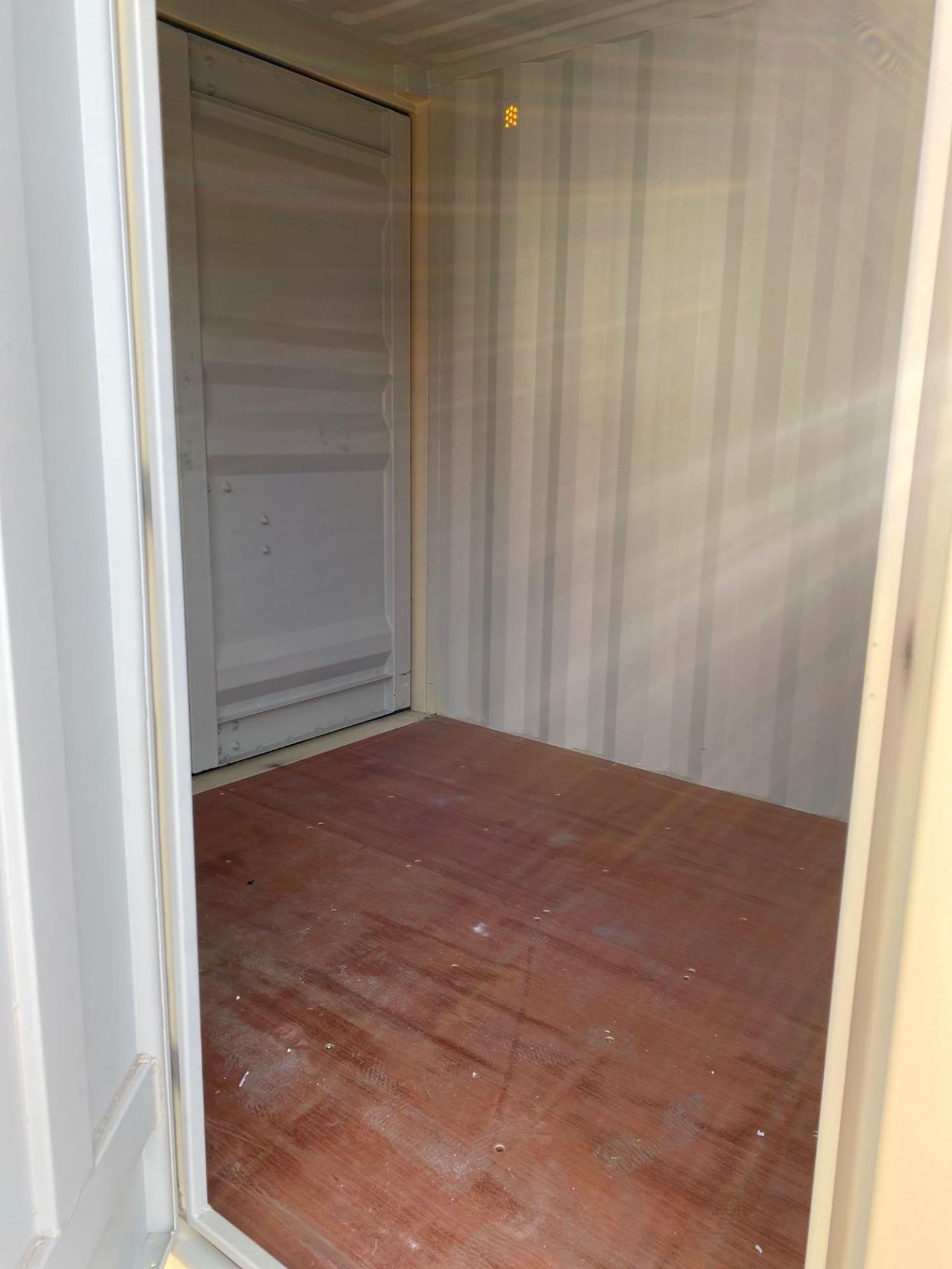 UNUSED 9' CONTAINER/PORTABLE OFFICE WITH WINDOW AND SIDE DOOR ENTRANCE (LOCKING), FORKLIFT POCKETS - Image 4 of 8