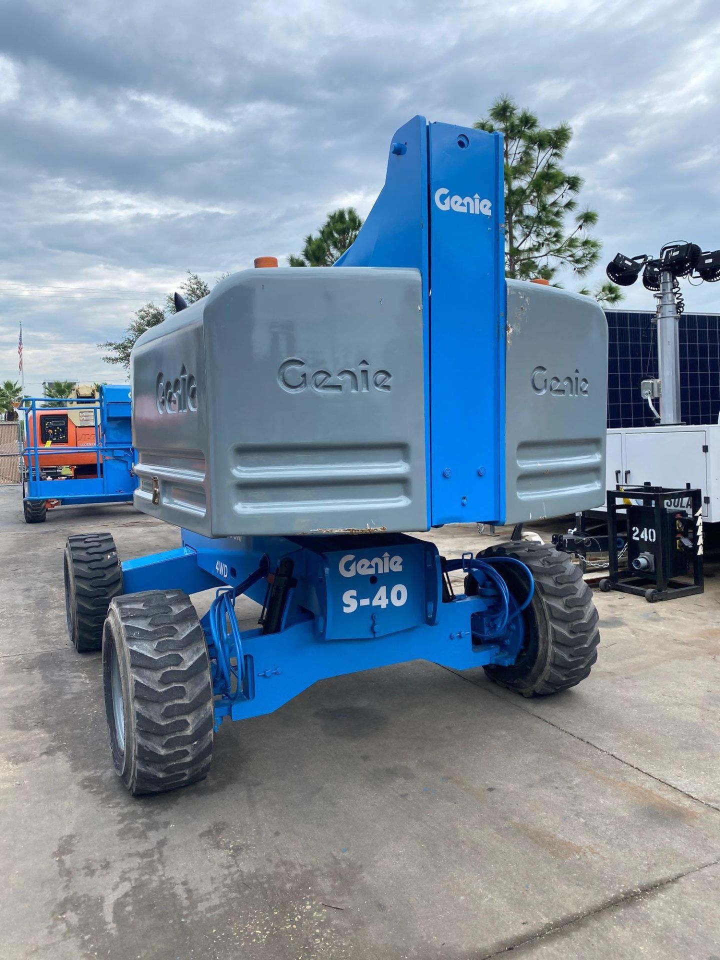 GENIE S-40 DIESEL BOOM LIFT, 4x4, 40' PLATFORM HEIGHT, RUNS AND OPERATES - Image 5 of 11