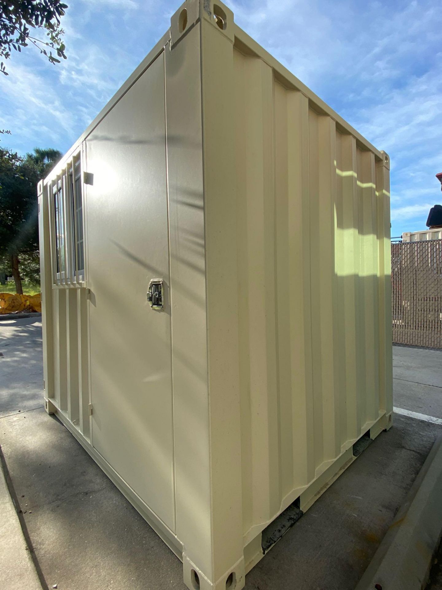 UNUSED 8' CONTAINER/PORTABLE OFFICE WITH WINDOW AND SIDE DOOR ENTRANCE (LOCKING), FORKLIFT POCKETS - Image 4 of 8