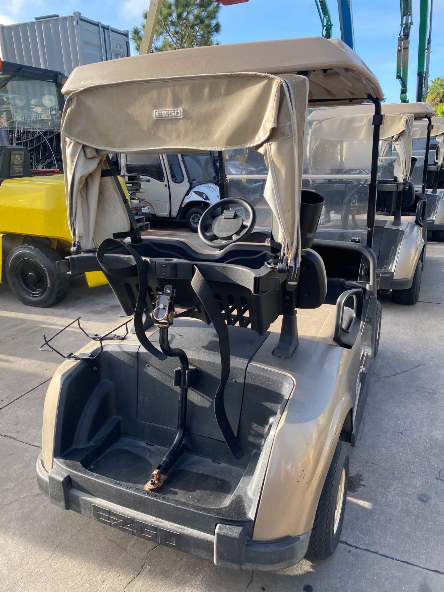 2016 EZGO RXV GOLF CART, TROJAN WATER SYSTEM, DELTA-Q SC-48 BATTERY CHARGER, 48V, WINDSHIELD, REAR S - Image 4 of 8