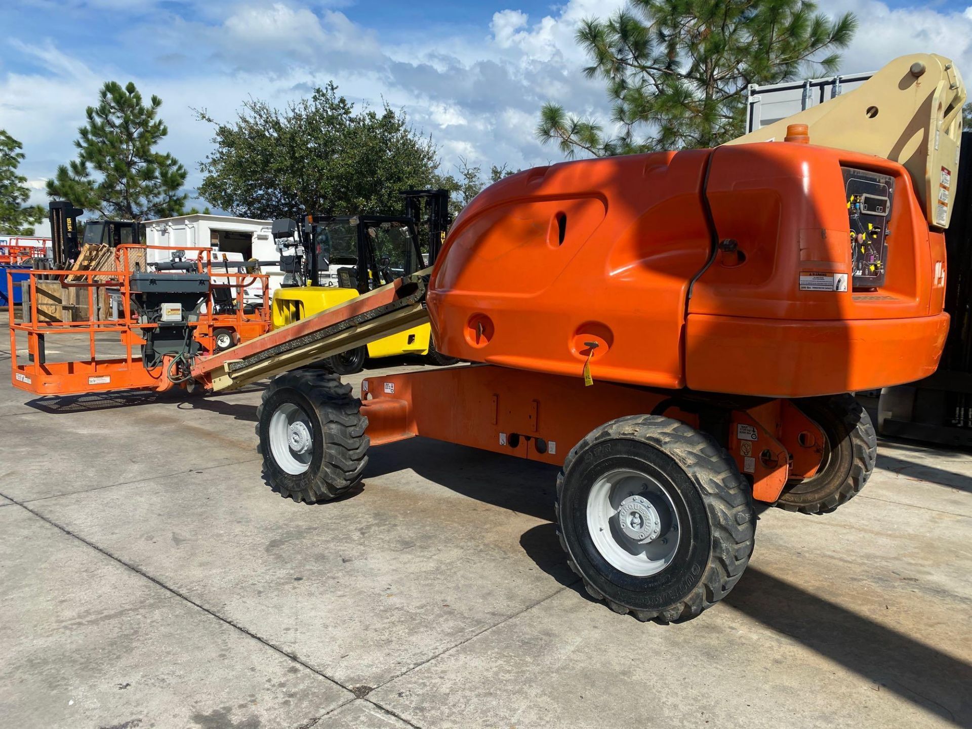 JLG 400S DIESEL BOOM LIFT, 40' PLATFORM HEIGHT, BUILT IN GENERATOR, 5,490 HOURS SHOWING, RUNS AND OP - Image 3 of 12