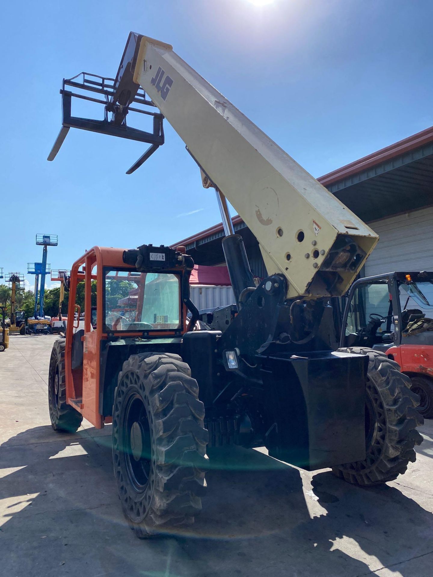 2013 JLG TELESCOPIC FORKLIFT MODEL G9-43A, DIESEL, 4X4,9,000LB CAPACITY, 43' REACH,  RUN FLAT TIRES, - Image 4 of 13