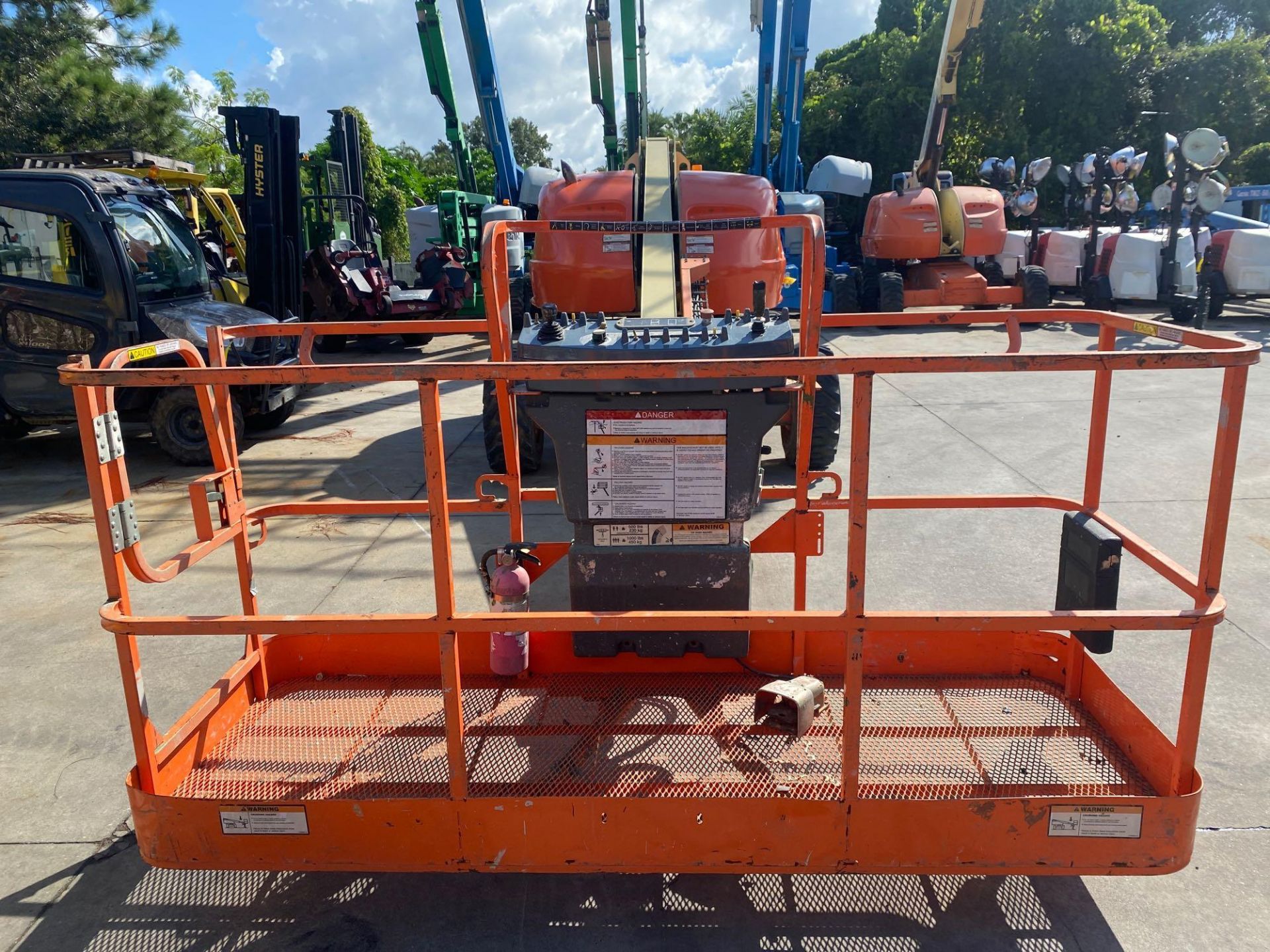 JLG 400S DIESEL BOOM LIFT, 40' PLATFORM HEIGHT, BUILT IN GENERATOR, 5,490 HOURS SHOWING, RUNS AND OP - Image 4 of 12