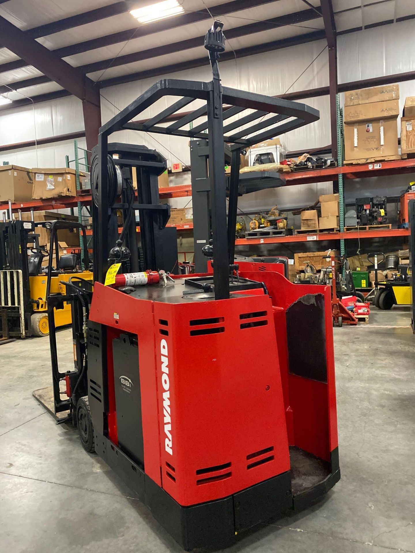 RAYMOND ELECTRIC REACH TRUCK MODEL 640-C40TT, 4,000 LB CAPACITY, 200" HEIGHT CAPACITY, TILT, SIDE SH - Image 5 of 10