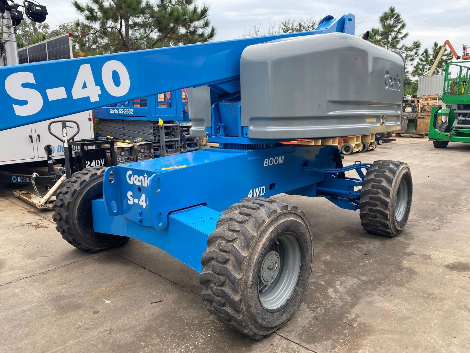 GENIE S-40 DIESEL BOOM LIFT, 4x4, 40' PLATFORM HEIGHT, RUNS AND OPERATES - Image 3 of 11