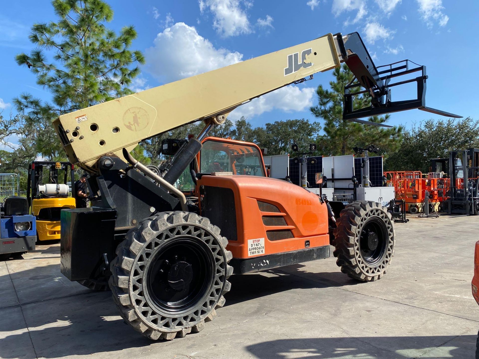 2013 JLG TELESCOPIC FORKLIFT MODEL G9-43A, DIESEL, 4X4,9,000LB CAPACITY, 43' REACH,  RUN FLAT TIRES,