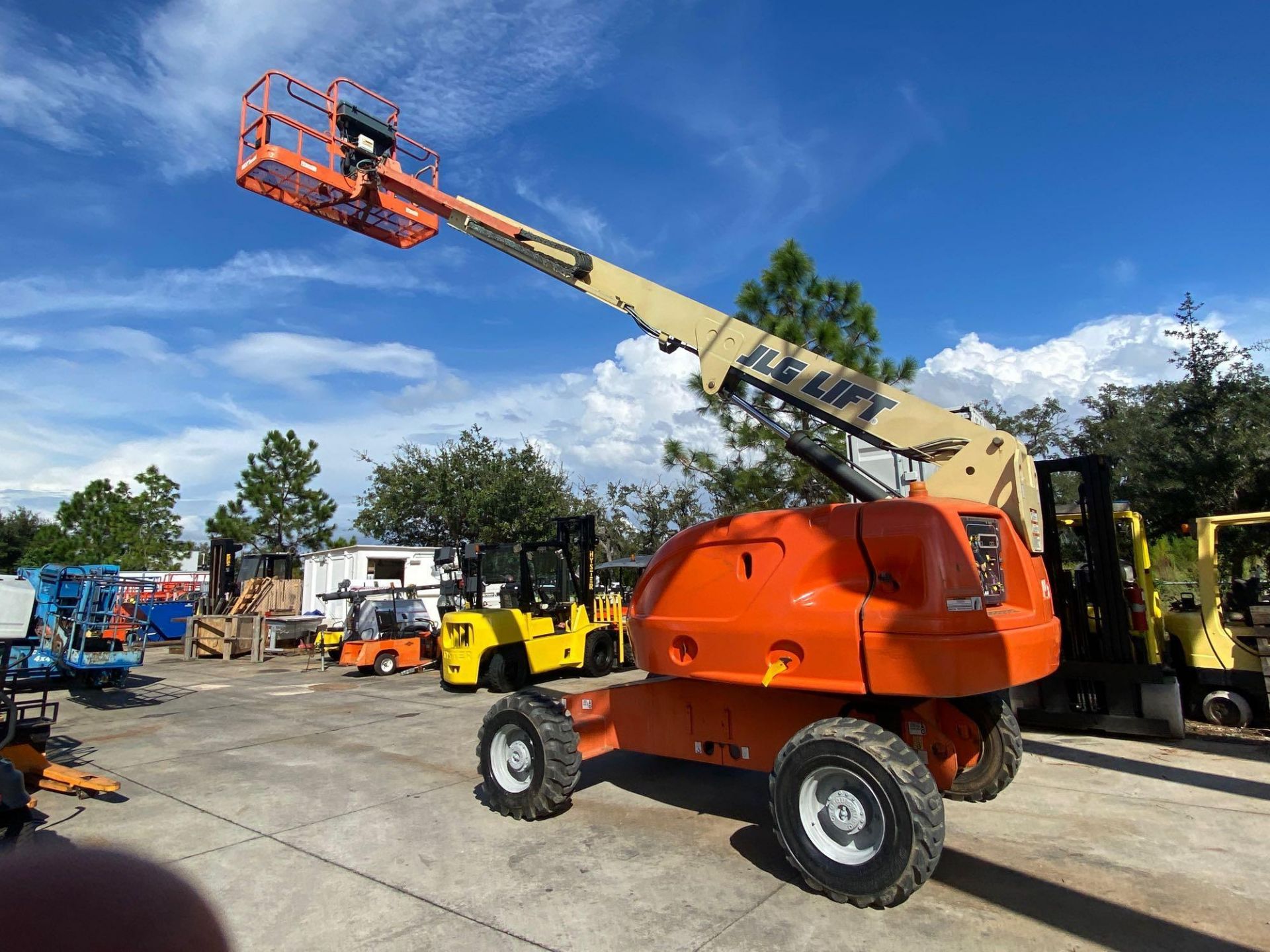 JLG 400S DIESEL BOOM LIFT, 40' PLATFORM HEIGHT, BUILT IN GENERATOR, 5,490 HOURS SHOWING, RUNS AND OP - Image 11 of 12