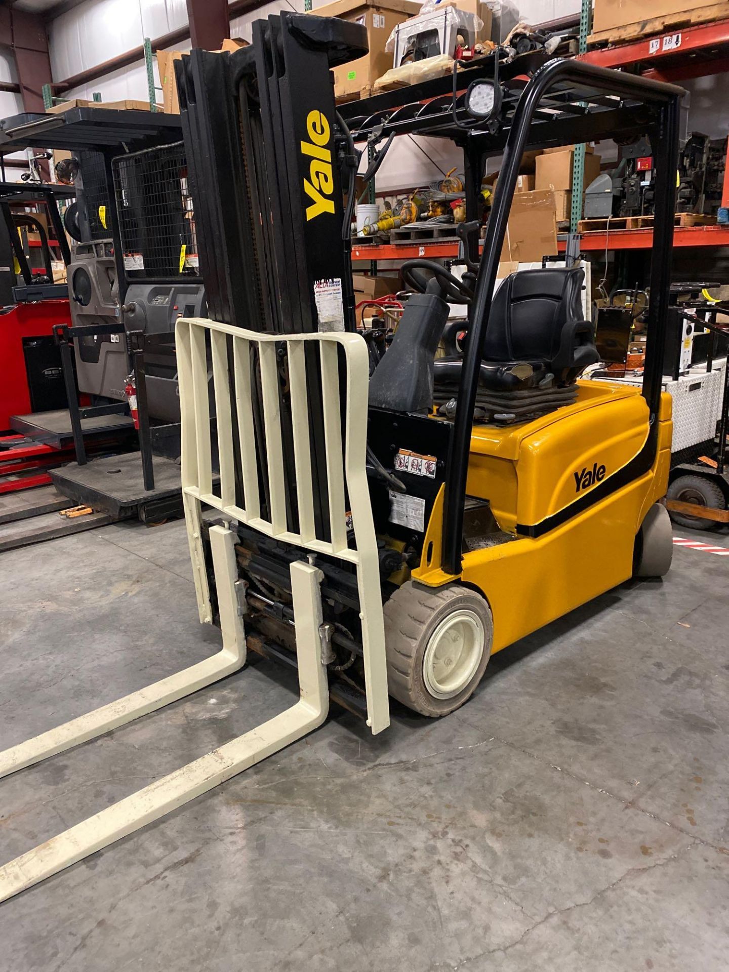 YALE ELECTRIC FORKLIFT, MODEL ERP040VFN, TILT, SIDE SHIFT, HYD. FORK POSITIONING, 36V, APPROXIMATELY