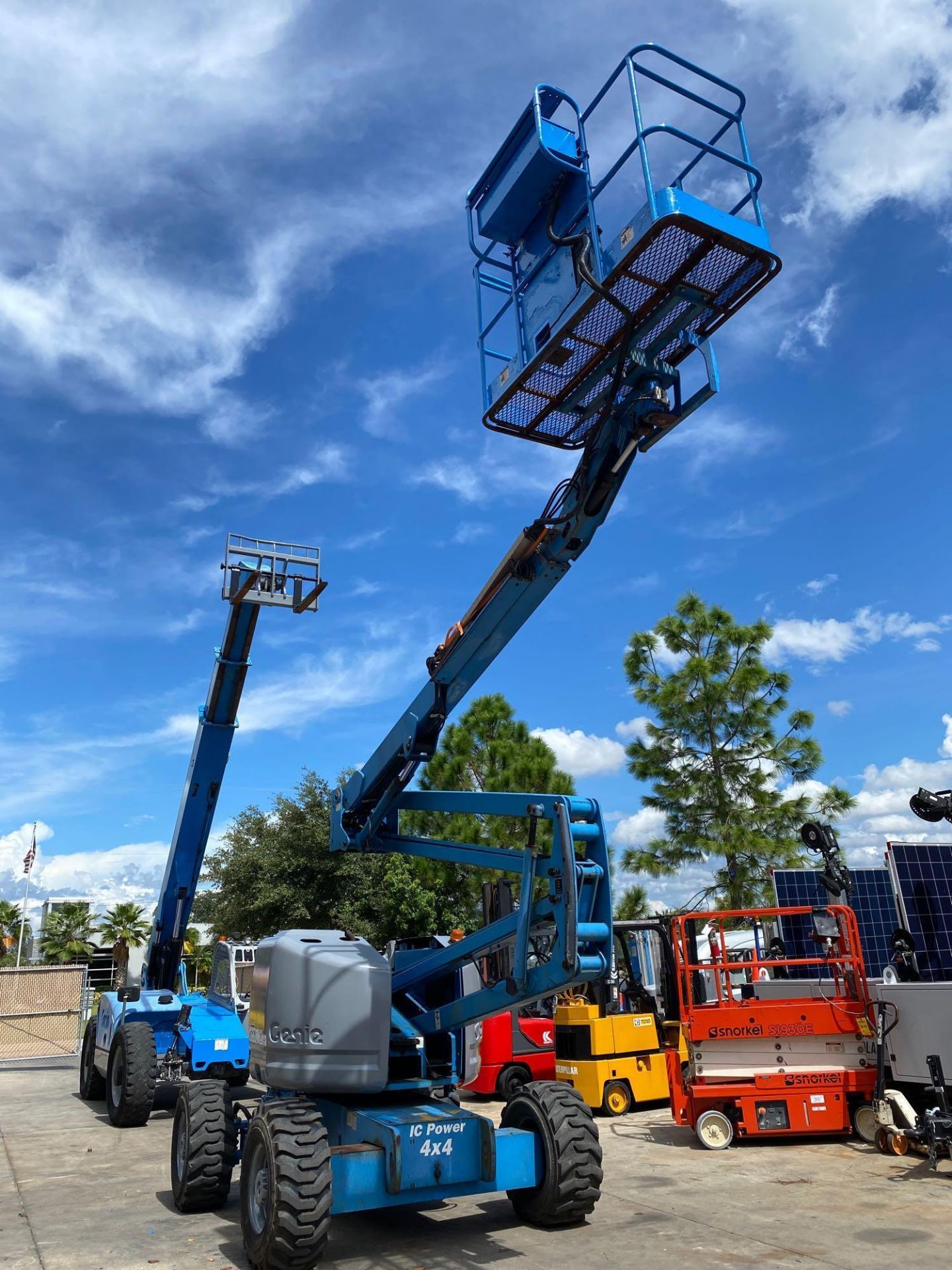 GENIE Z-45/25 DUAL FUEL ARTICULATING BOOM LIFT, 45' PLATFORM HEIGHT, 4x4, RUNS AND DRIVES - Image 2 of 8