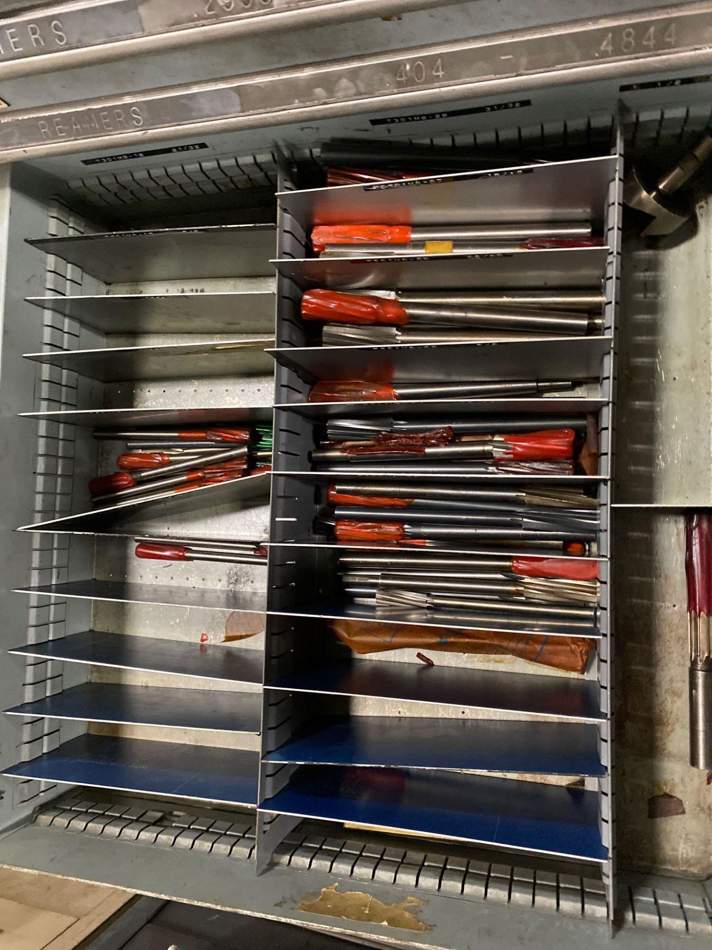 9 DRAWER INDUSTRIAL PARTS CABINET/TOOL BOX - Image 8 of 11