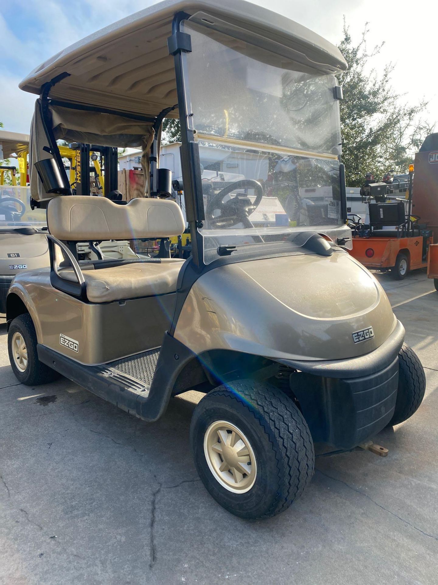 2016 EZGO RXV GOLF CART, TROJAN WATER SYSTEM, DELTA-Q SC-48 BATTERY CHARGER, 48V, WINDSHIELD, REAR S - Image 2 of 8