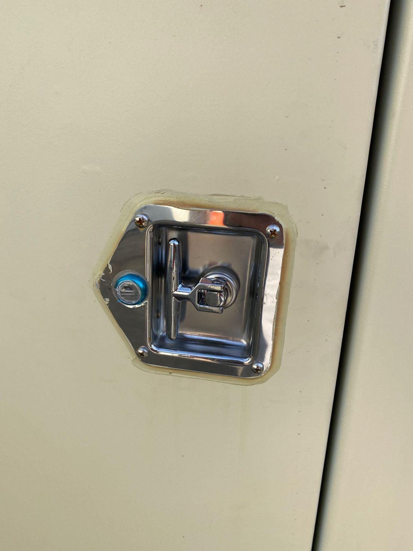 UNUSED 9' CONTAINER/PORTABLE OFFICE WITH WINDOW AND SIDE DOOR ENTRANCE (LOCKING), FORKLIFT POCKETS - Image 6 of 8