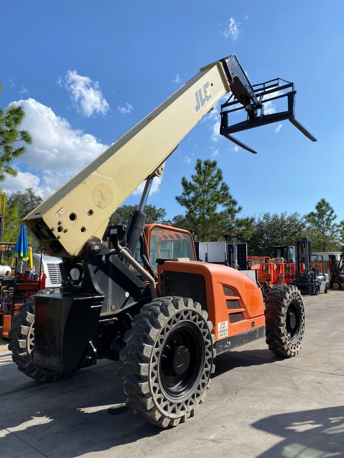 2013 JLG TELESCOPIC FORKLIFT MODEL G9-43A, DIESEL, 4X4,9,000LB CAPACITY, 43' REACH,  RUN FLAT TIRES, - Image 3 of 13