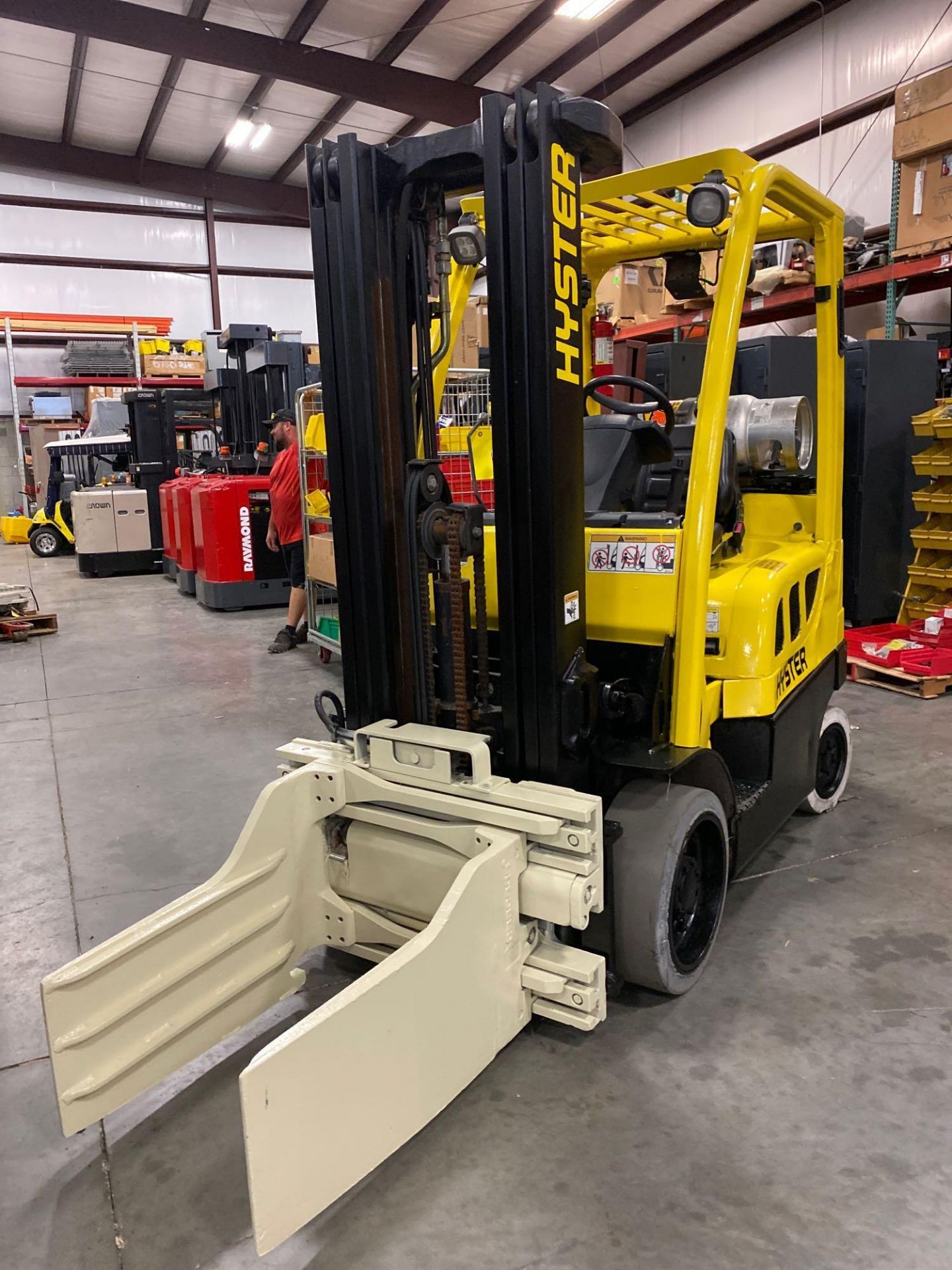 HYSTER LP FORKLIFT MODEL S40FT, 4,000 LB CAPACITY, 189" HEIGHT CAPACITY, TILT, CASCADE CLAMP ATTACH - Image 2 of 8