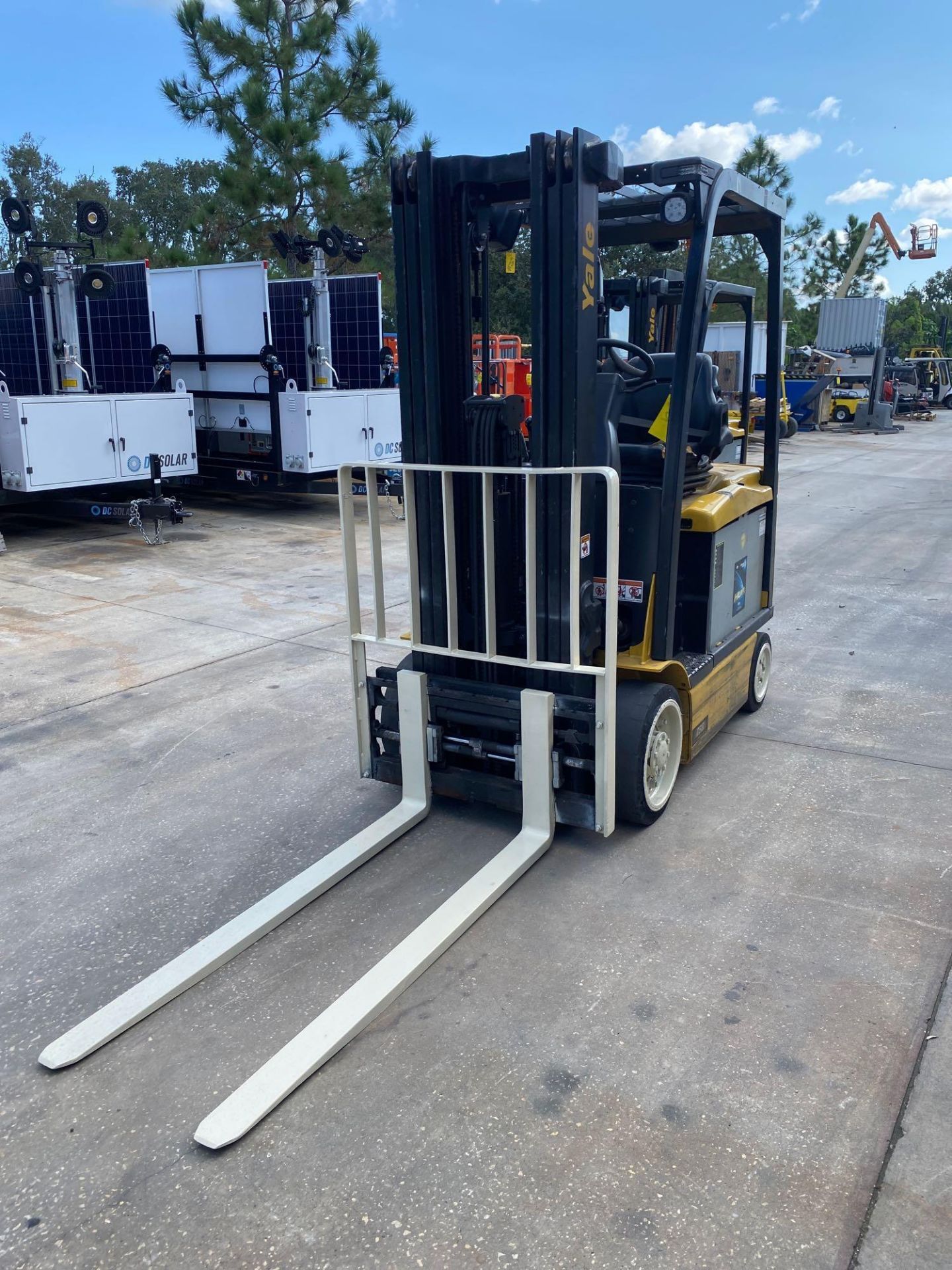 2015 YALE ELECTRIC FORKLIFT MODEL ERC050, 5,000 LB CAPACITY, 200.8" HEIGHT CAP, TILT, SIDE SHIFT - Image 3 of 9