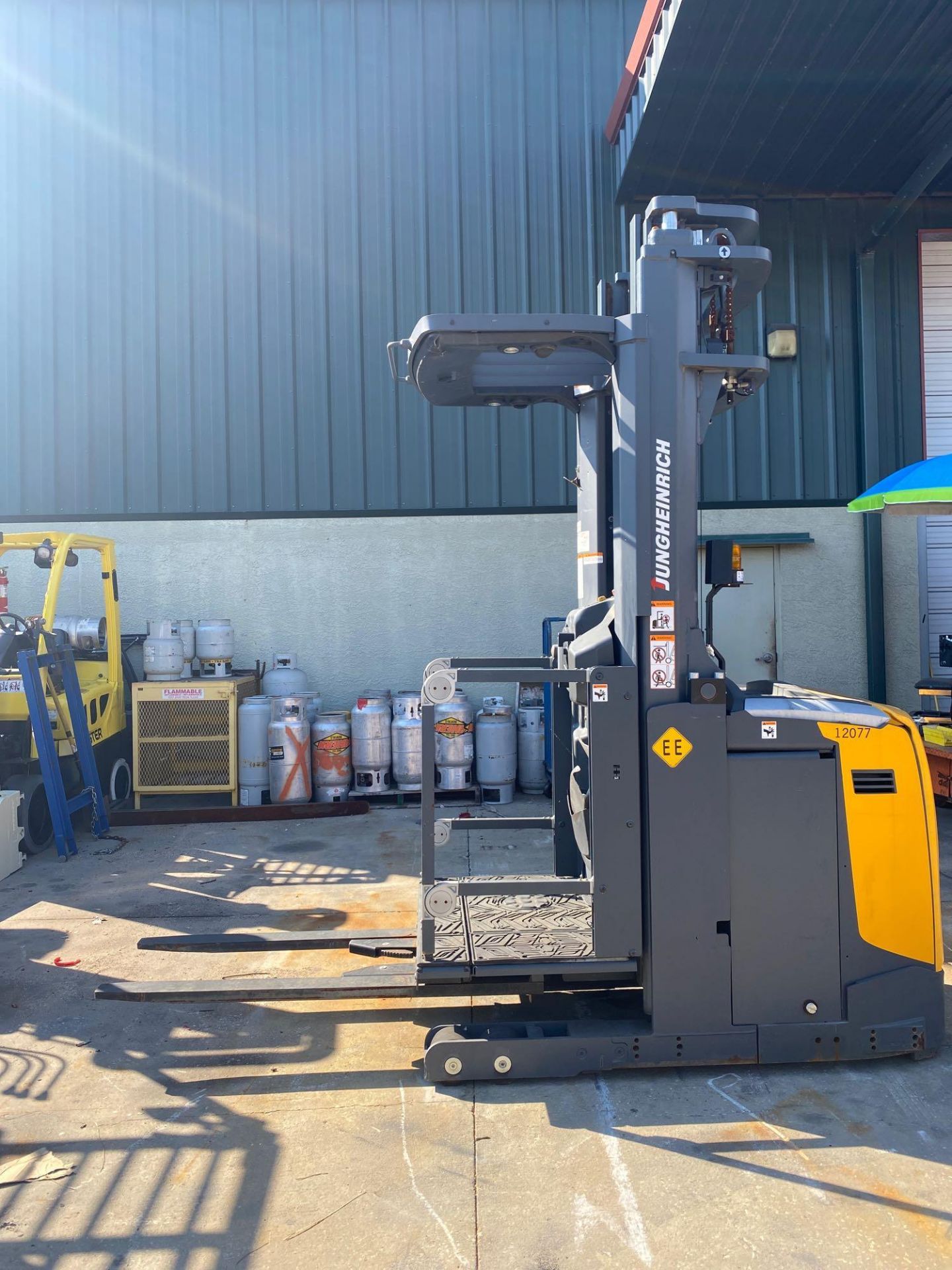 JUNGHEINRICH EKS 230P ELECTRIC ORDER PICKER, 4,000 LB CAPACITY, 239" HEIGHT CAPACITY/FORK HEIGHT - Image 4 of 7