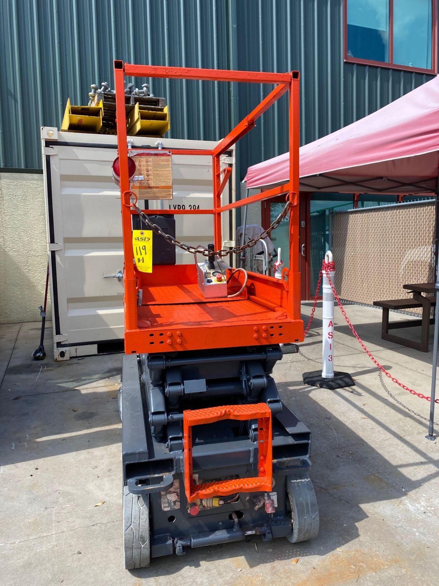 SKYJACK SJIII 3219 ELECTRIC SCISSOR LIFT, SELF PROPELLED, 19' PLATFORM HEIGHT, BUILT IN BATTERY CHAR - Image 2 of 6