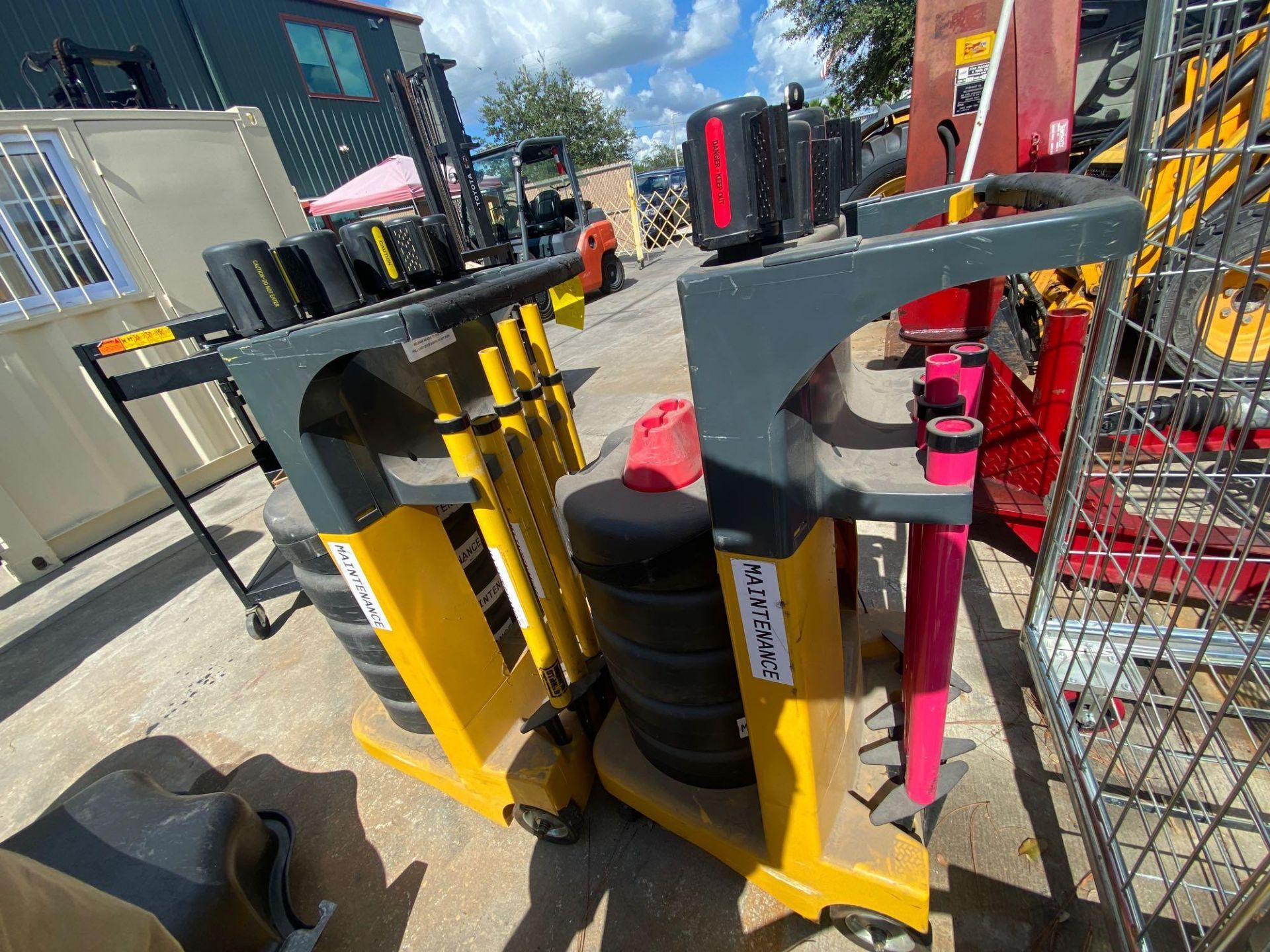 (2) ROLLING BARRICADE, CROWD CONTROL CARTS, WEIGHTS AND RETRACTABLE POLES - Image 3 of 3