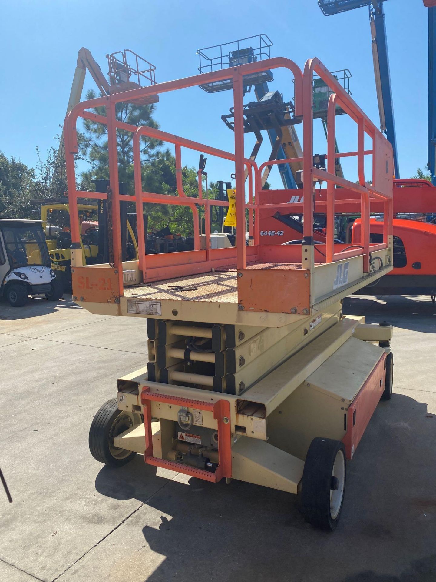 JLG 2654-E ELECTRIC SCISSOR LIFT, SELF PROPELLED, 26' PLATFORM HEIGHT, BUILT IN BATTERY CHARGER, SLI - Image 5 of 5