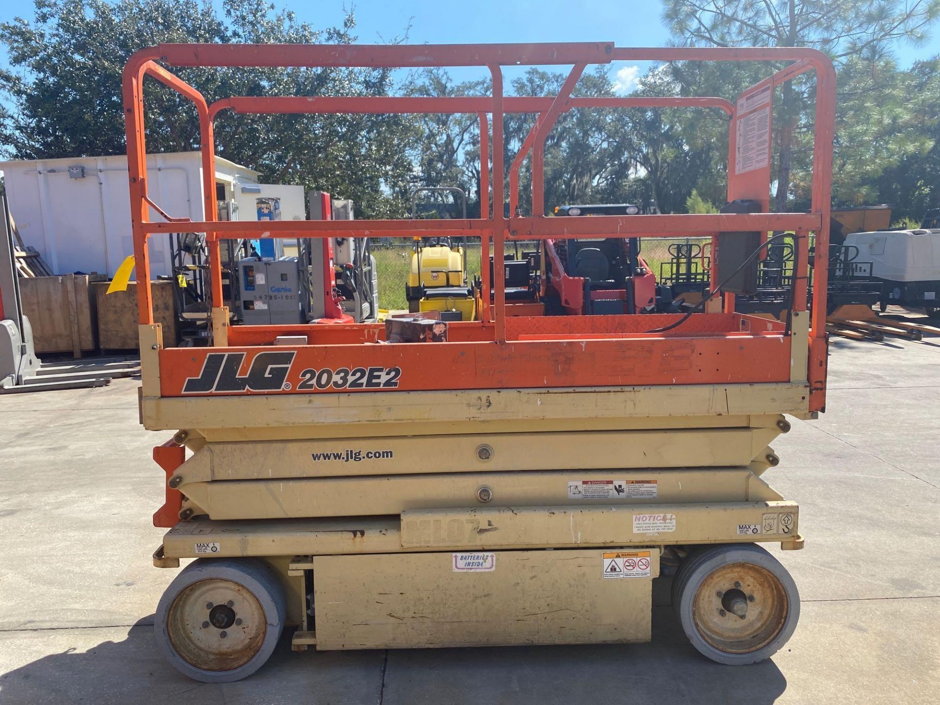 JLG 2032E2 ELECTRIC SCISSOR LIFT, 20' PLATFORM HEIGHT, SELF PROPELLED, BUILT IN BATTERY CHARGER, SLI - Image 3 of 6