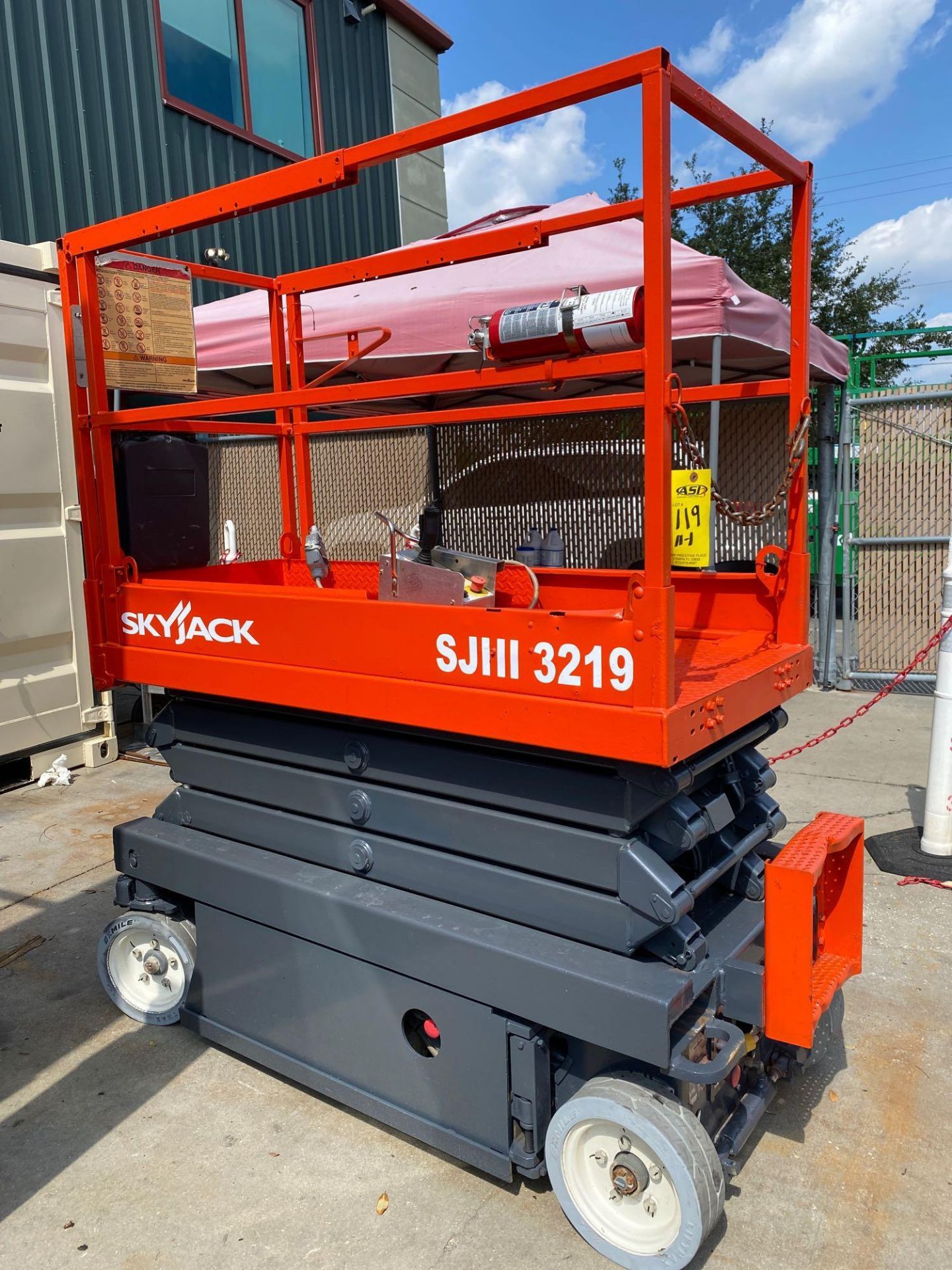 SKYJACK SJIII 3219 ELECTRIC SCISSOR LIFT, SELF PROPELLED, 19' PLATFORM HEIGHT, BUILT IN BATTERY CHAR - Image 3 of 6