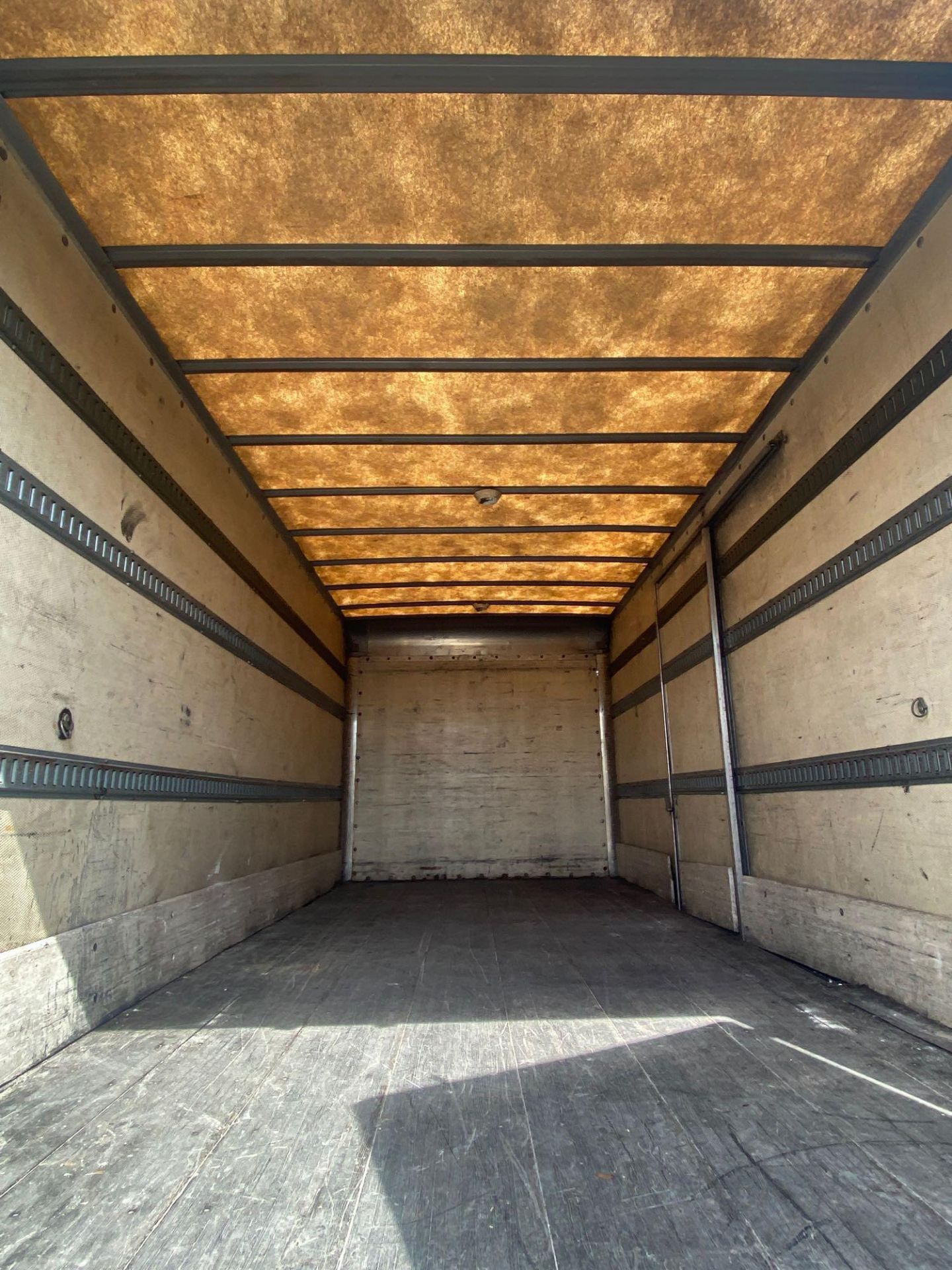 2007 ISUZU BOX TRUCK, DIESEL, 20' BOX LENGTH, HEAT, A/C, LOADING RAMP, TITLE IN OFFICE, RUNS AND OPE - Image 12 of 14