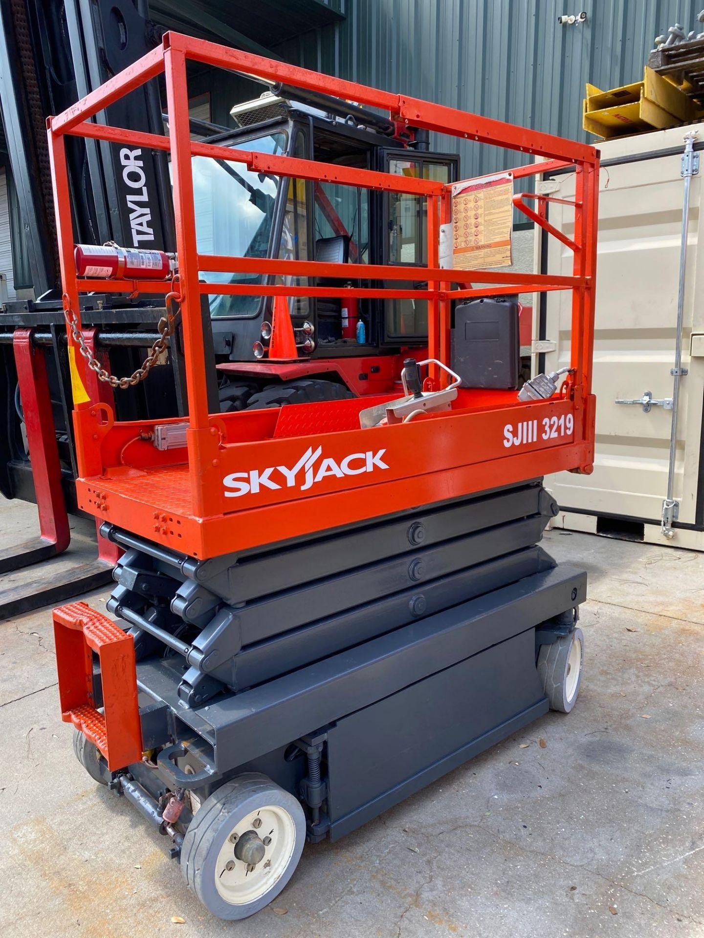 SKYJACK SJIII 3219 ELECTRIC SCISSOR LIFT, SELF PROPELLED, 19' PLATFORM HEIGHT, BUILT IN BATTERY CHAR