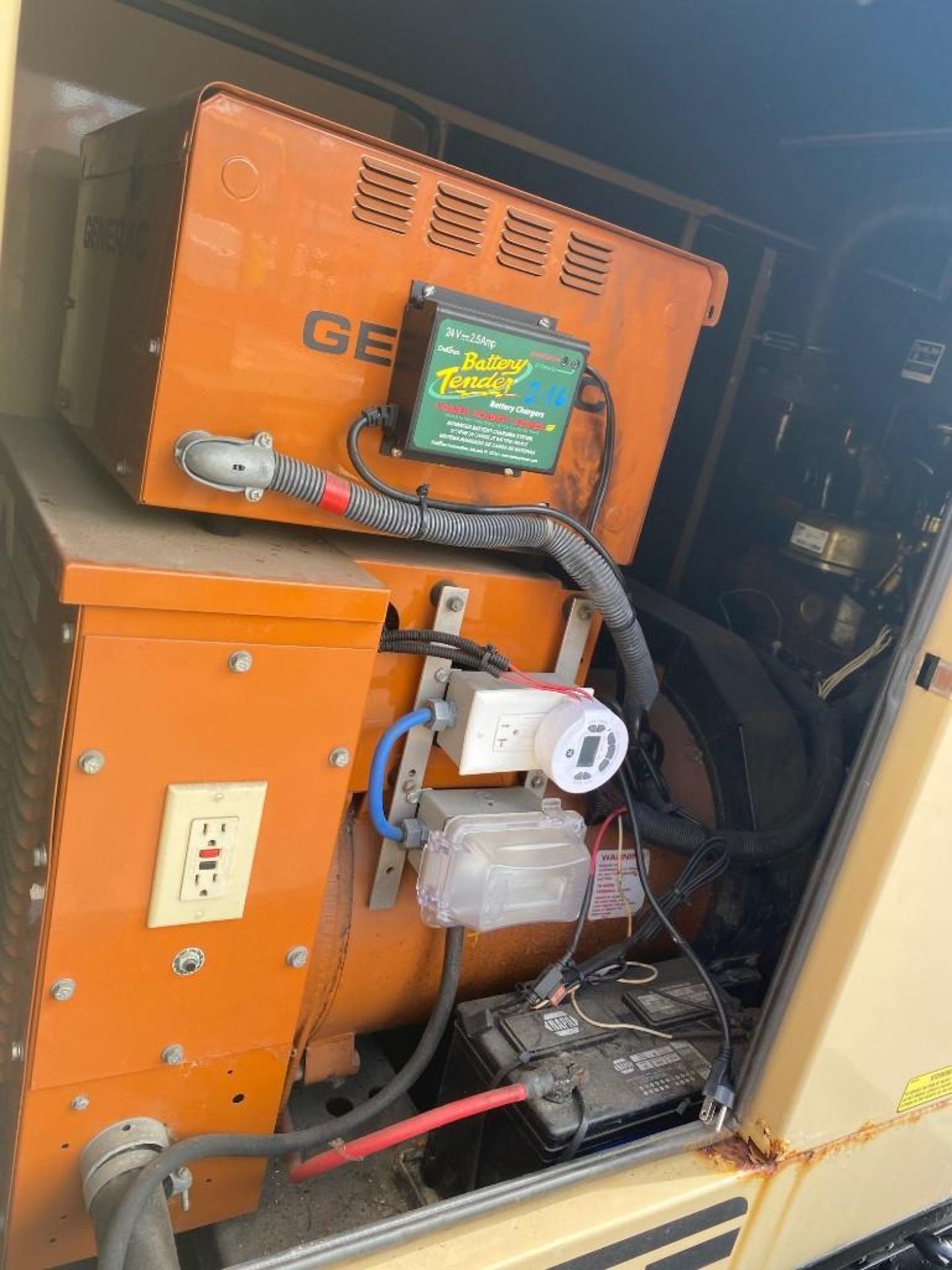 GENERAC TRAILER MOUNTED DIESEL GENERATOR, 50KW/63KVA, 120/240 V, CLEAN MACHINE, RUNS & OPERATES - Image 14 of 15