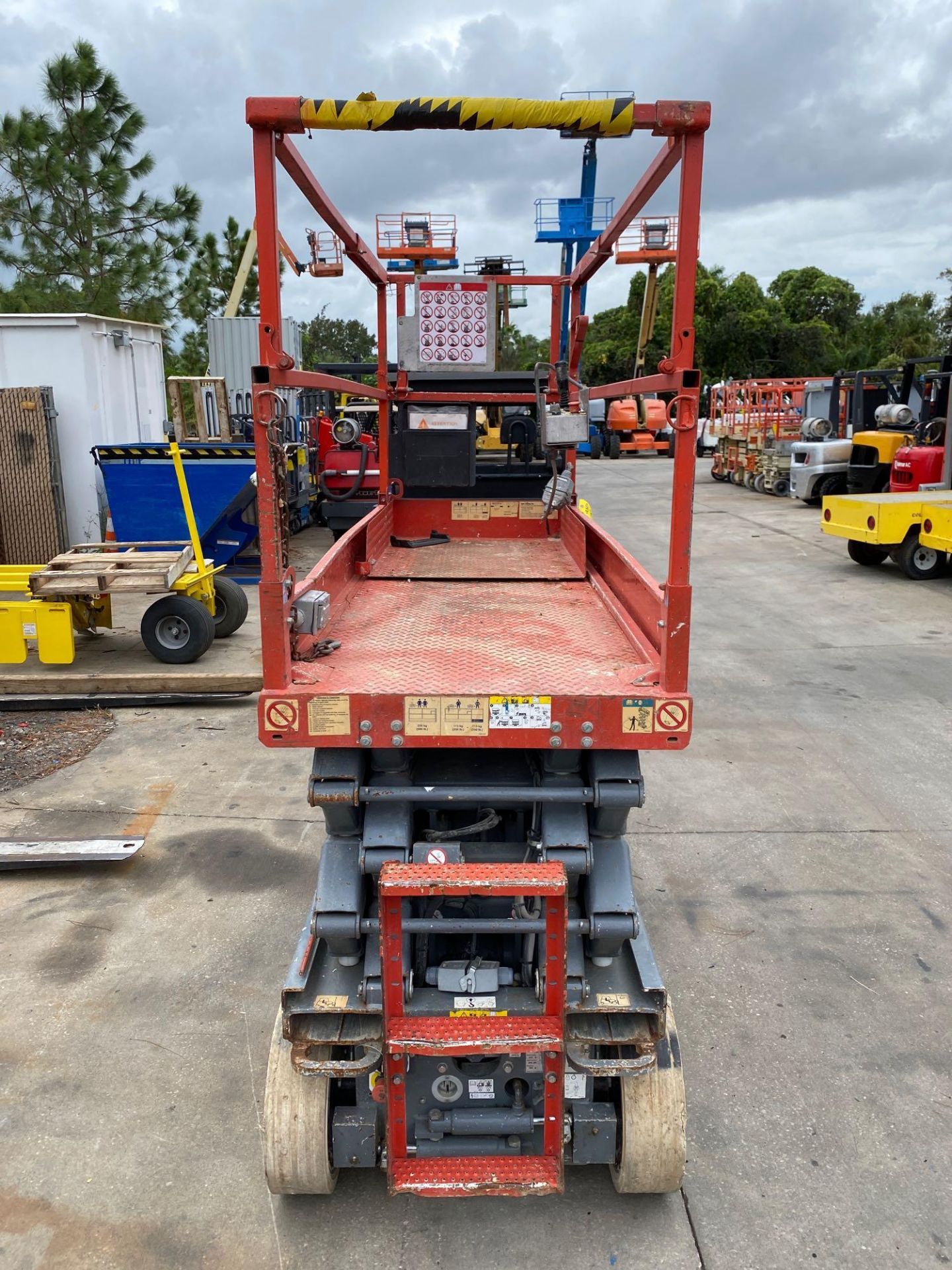 2015 SKYJACK SJIII 3226 ELECTRIC SCISSOR LIFT, 26' PLATFORM HEIGHT, SELF PROPELLED, BUILT IN BATTERY - Image 5 of 6