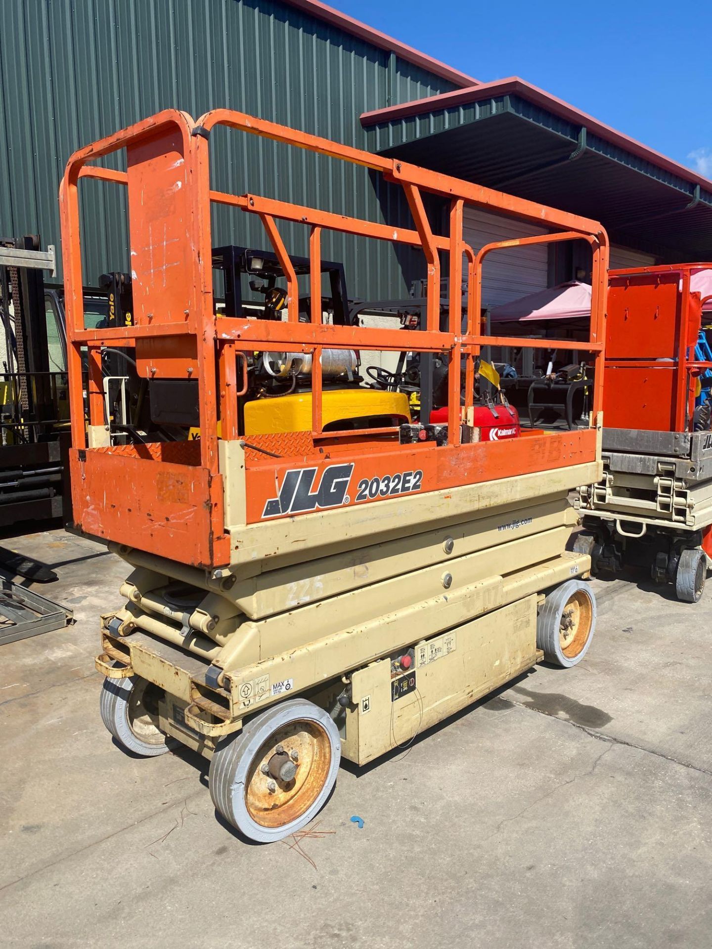 JLG 2032E2 ELECTRIC SCISSOR LIFT, 20' PLATFORM HEIGHT, SELF PROPELLED, BUILT IN BATTERY CHARGER, SLI