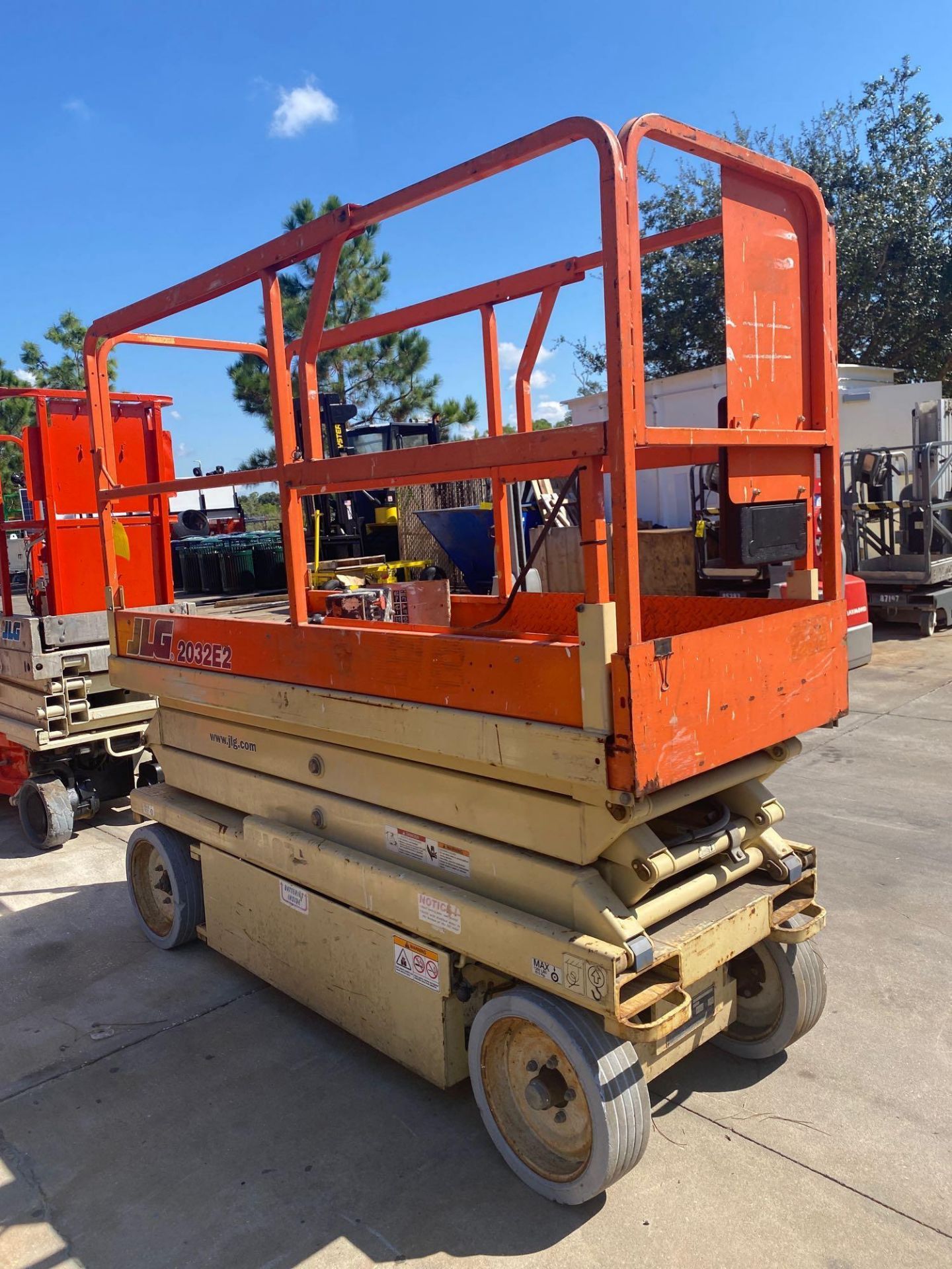 JLG 2032E2 ELECTRIC SCISSOR LIFT, 20' PLATFORM HEIGHT, SELF PROPELLED, BUILT IN BATTERY CHARGER, SLI - Image 2 of 6