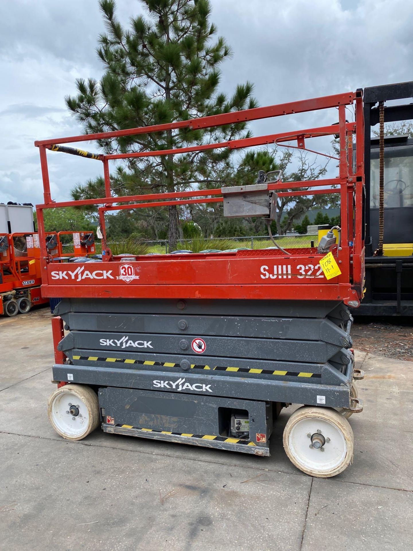 2015 SKYJACK SJIII 3226 ELECTRIC SCISSOR LIFT, 26' PLATFORM HEIGHT, SELF PROPELLED, BUILT IN BATTERY