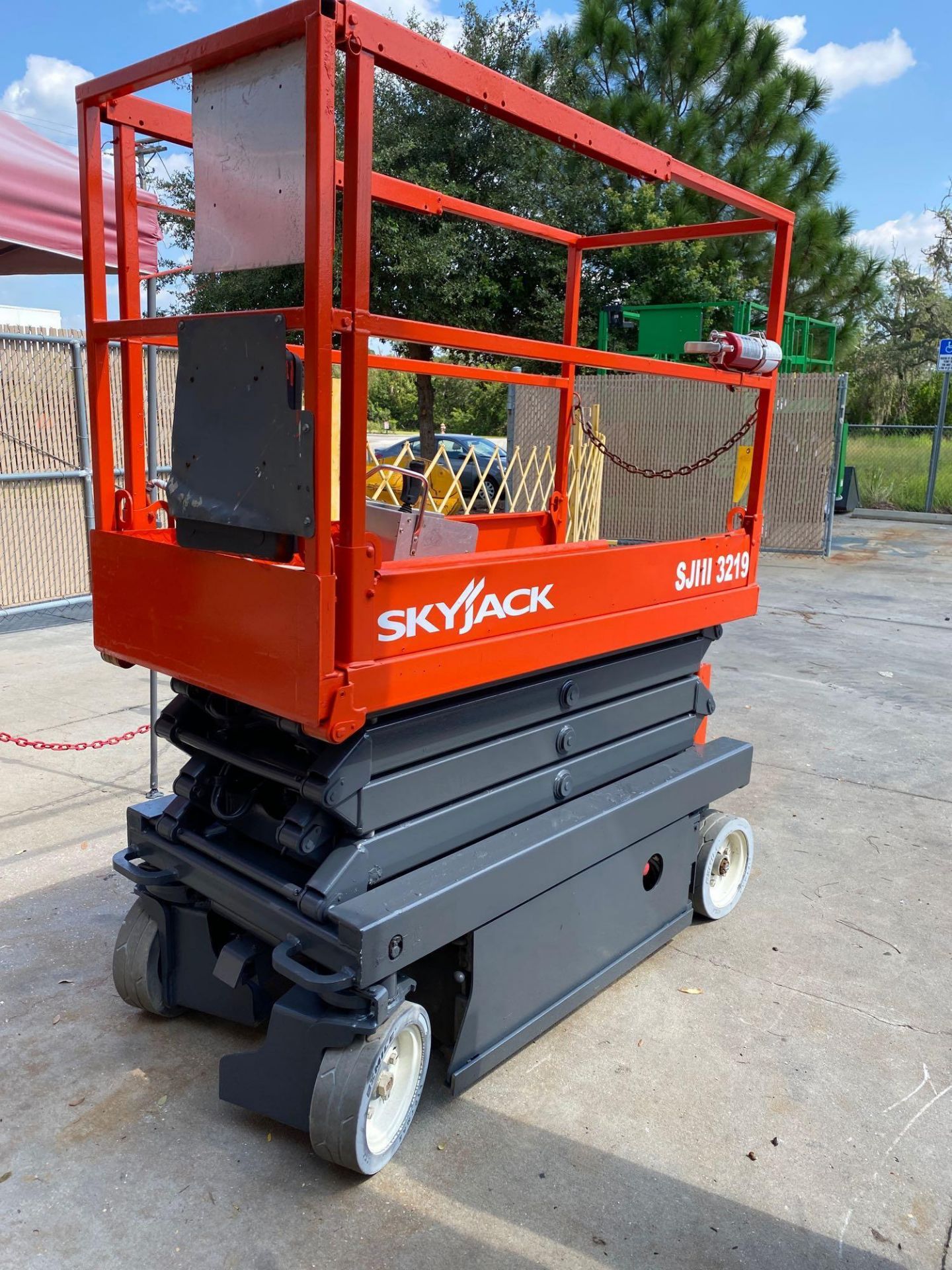 SKYJACK SJIII 3219 ELECTRIC SCISSOR LIFT, SELF PROPELLED, 19' PLATFORM HEIGHT, BUILT IN BATTERY CHAR - Image 4 of 6