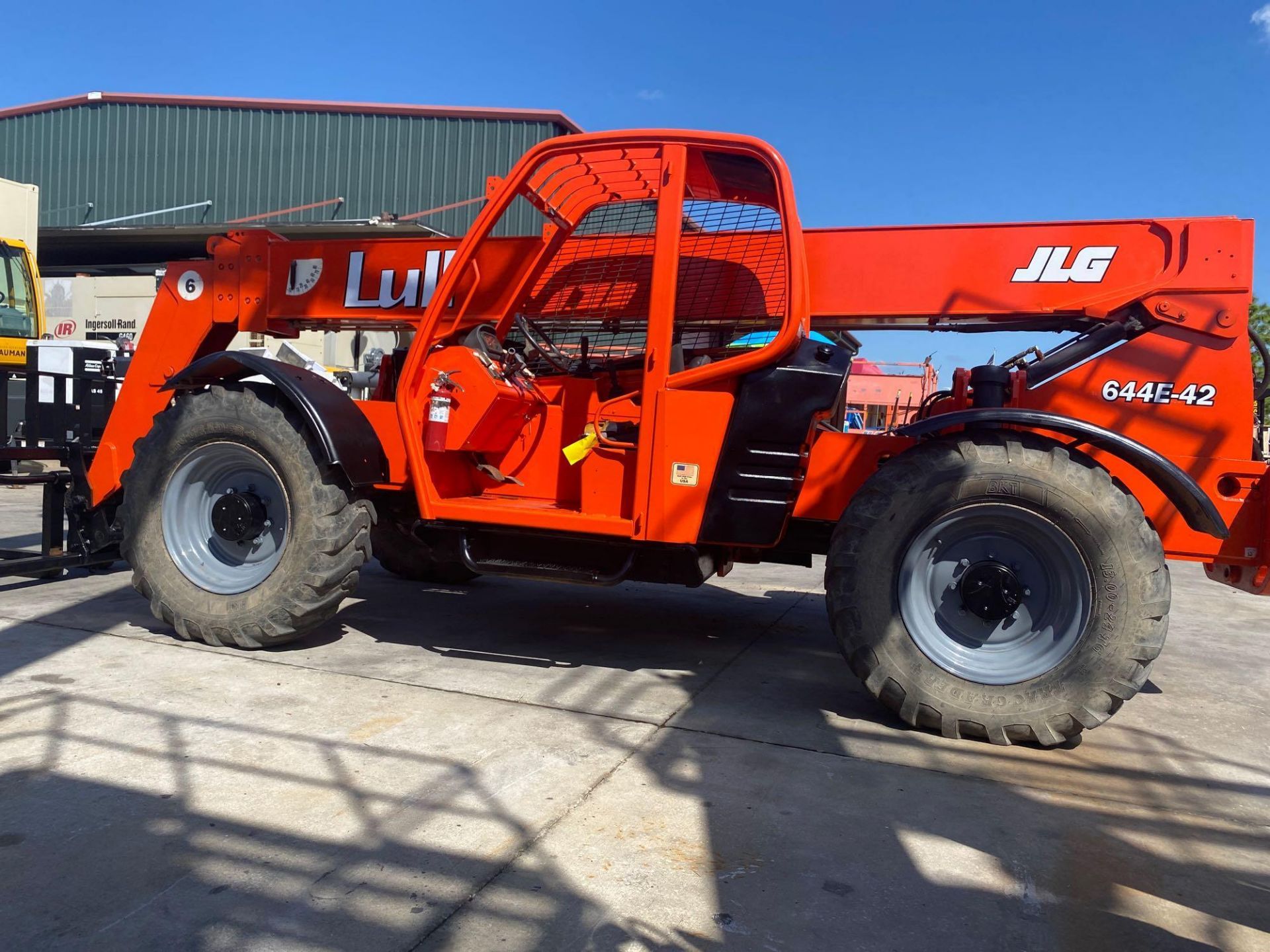 2007 JLG LULL TELESCOPIC FORKLIFT, TOUGH TERRAIN, MODEL 644E-42, 2,810 HOURS SHOWING, DIESEL, RUNS A - Image 6 of 19