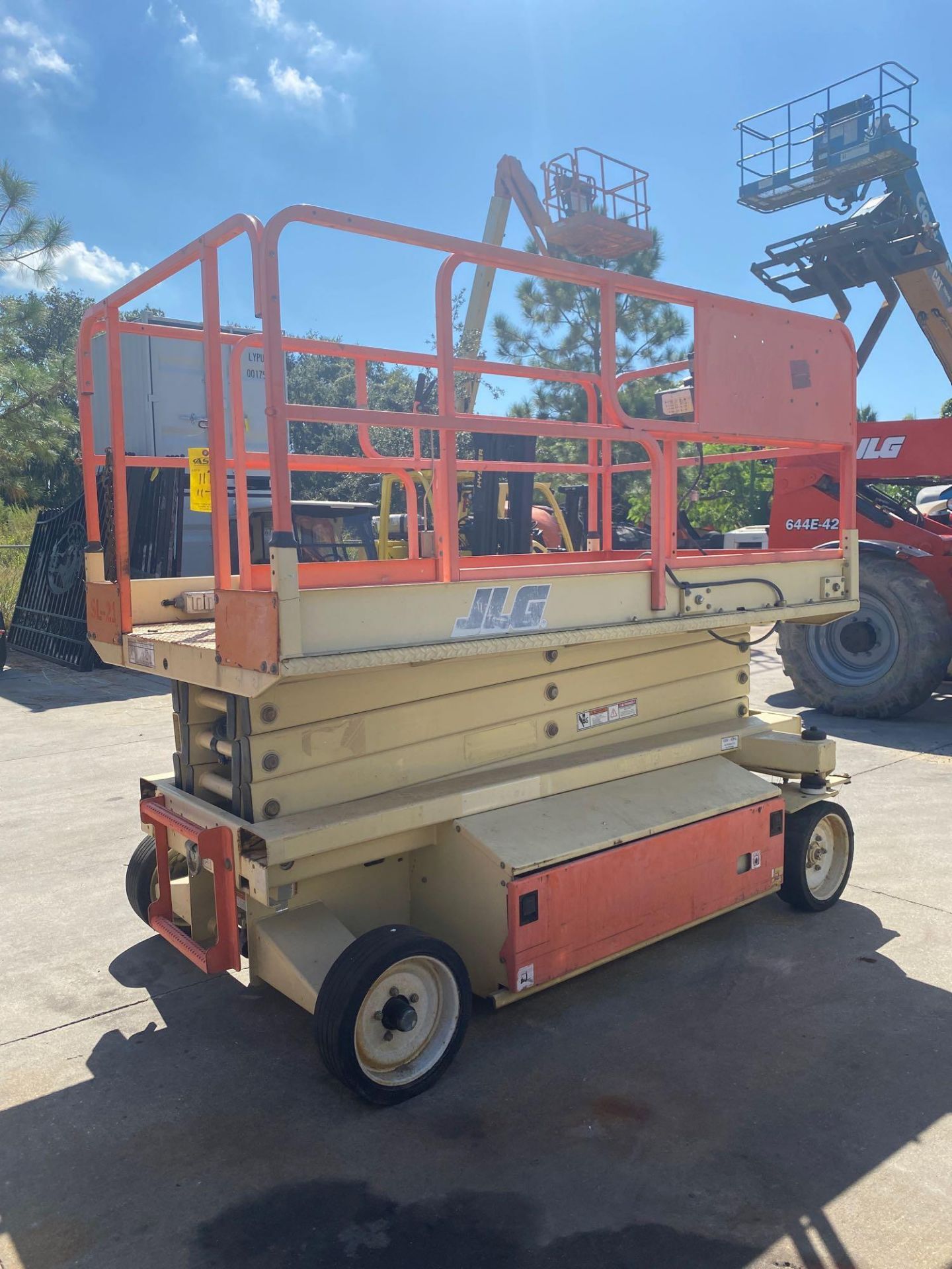 JLG 2654-E ELECTRIC SCISSOR LIFT, SELF PROPELLED, 26' PLATFORM HEIGHT, BUILT IN BATTERY CHARGER, SLI - Image 4 of 5