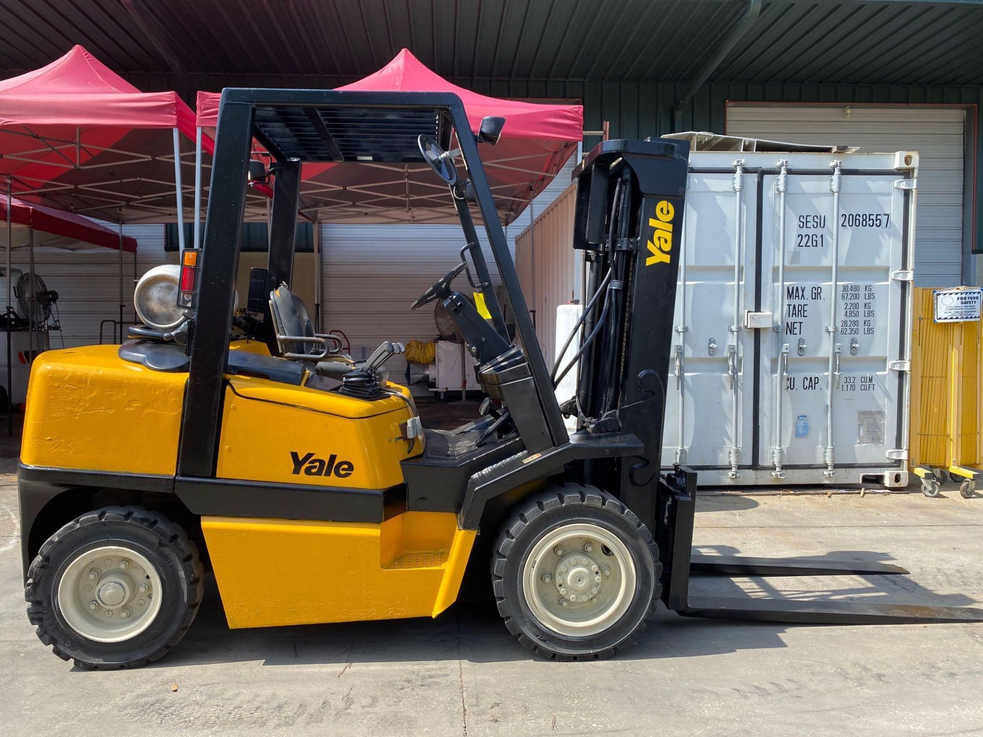 YALE LP FORKLIFT MODEL GLP080, 8,000 LB CAPACITY, 122" HEIGHT CAP, TILT, SIDE SHIFT, 1017.3 HRS