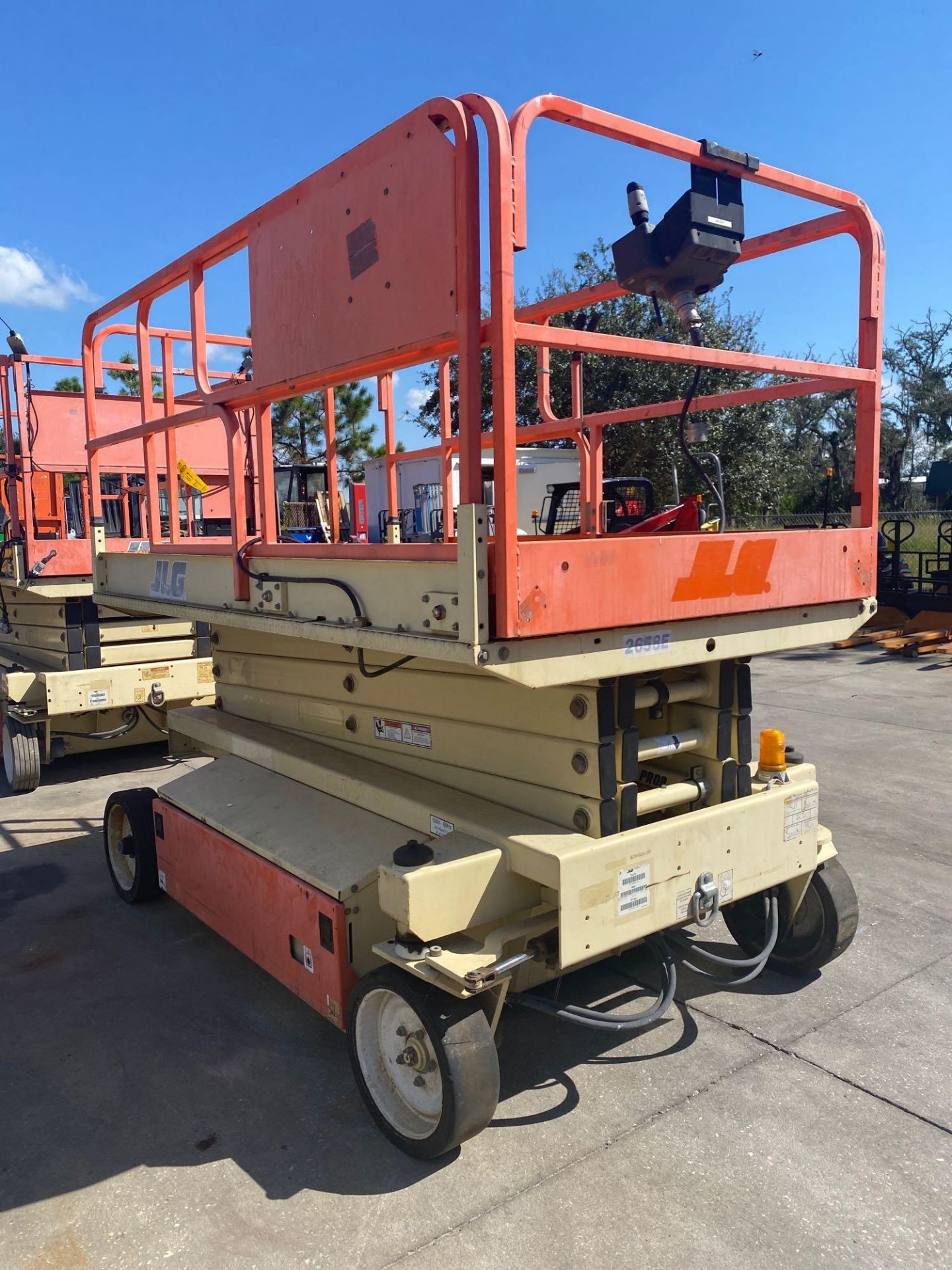 JLG 2654-E ELECTRIC SCISSOR LIFT, SELF PROPELLED, 26' PLATFORM HEIGHT, BUILT IN BATTERY CHARGER, SLI - Image 3 of 5